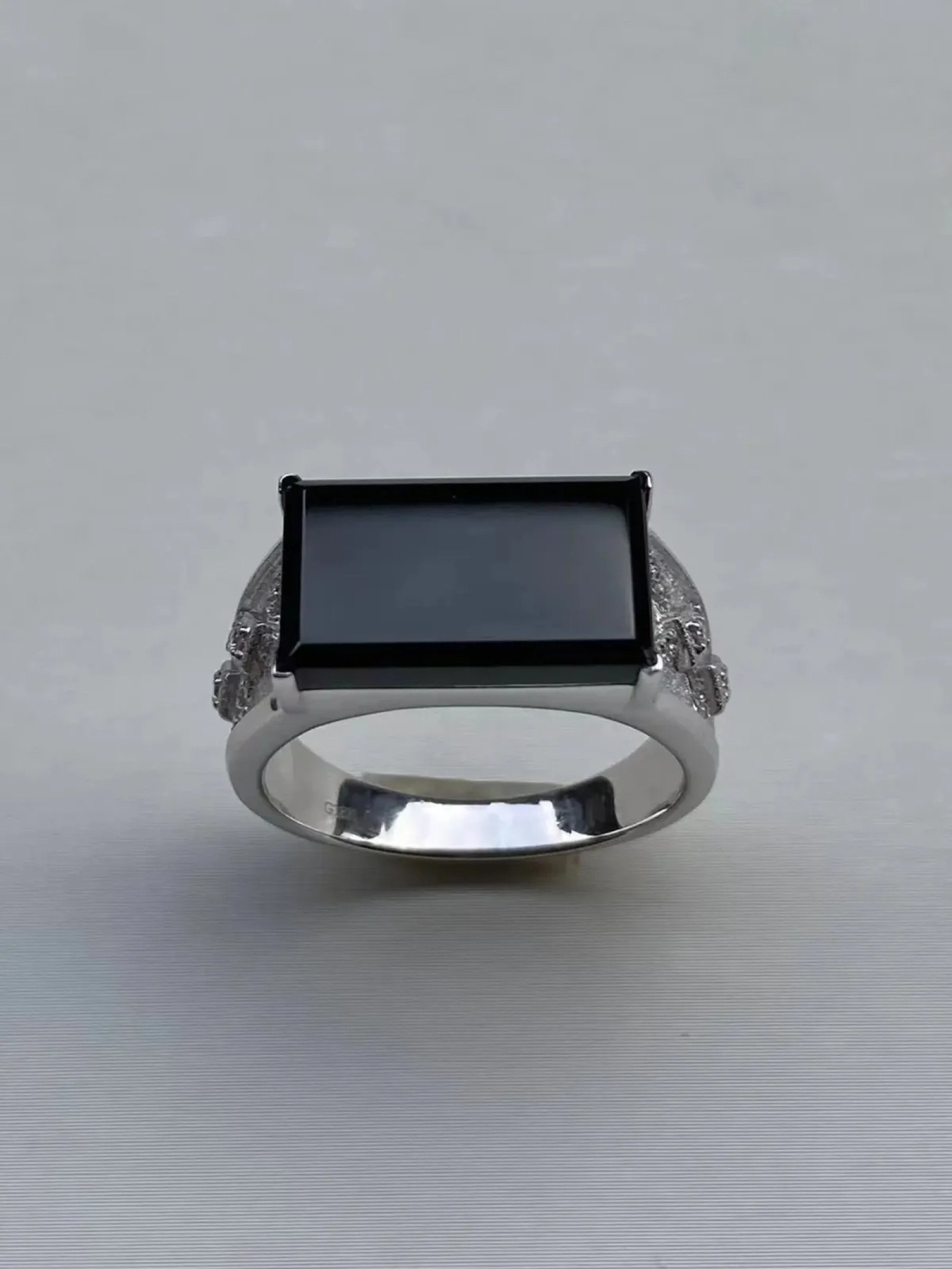 墨翠：【方形戒指】18K金+南非钻镶嵌，细腻干净，黑度极黑，性价比高·做工精致，打灯透绿 裸石尺寸：16.1*9.6‘