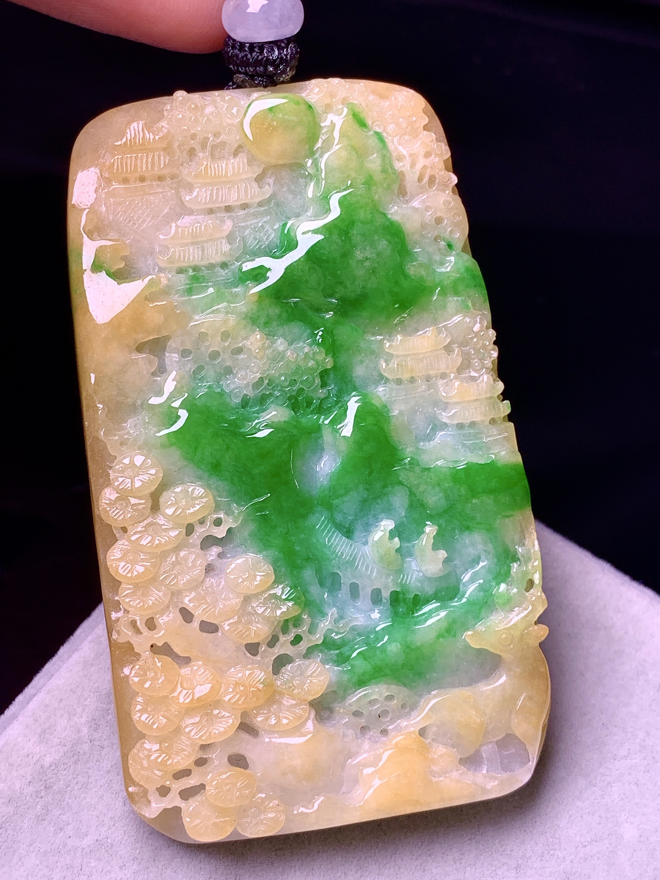 黄绿山水牌子吊坠 玉质细腻 色泽艳丽清新 水润亮眼 整体尺寸60.5*34.8*7.2w1