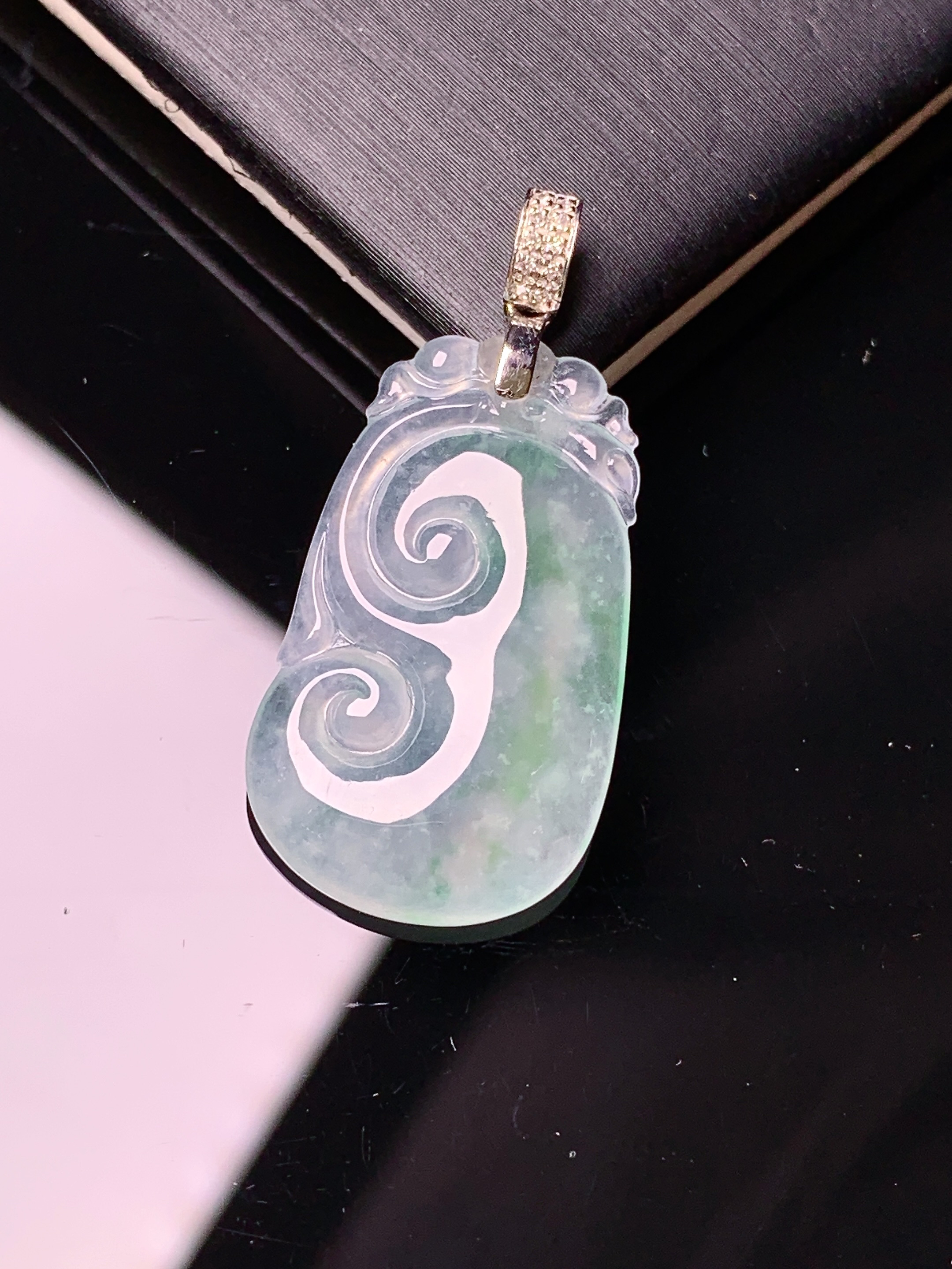 18k金钻镶嵌冰种如意吊坠 玉质细腻 色泽艳丽清新 水润亮眼 整体尺寸32*15.2*3.8g2