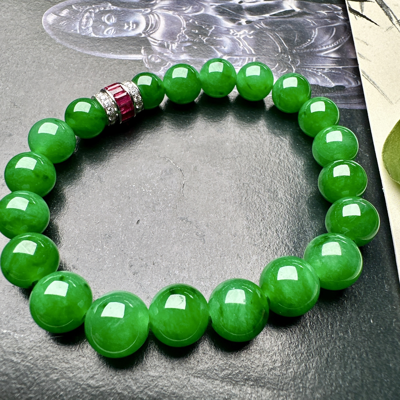 【冰种满绿圆珠手串】冰感十足，通透闪亮，颜色很艳丽，收藏品质，推荐入手。直径8.3-9.8之间