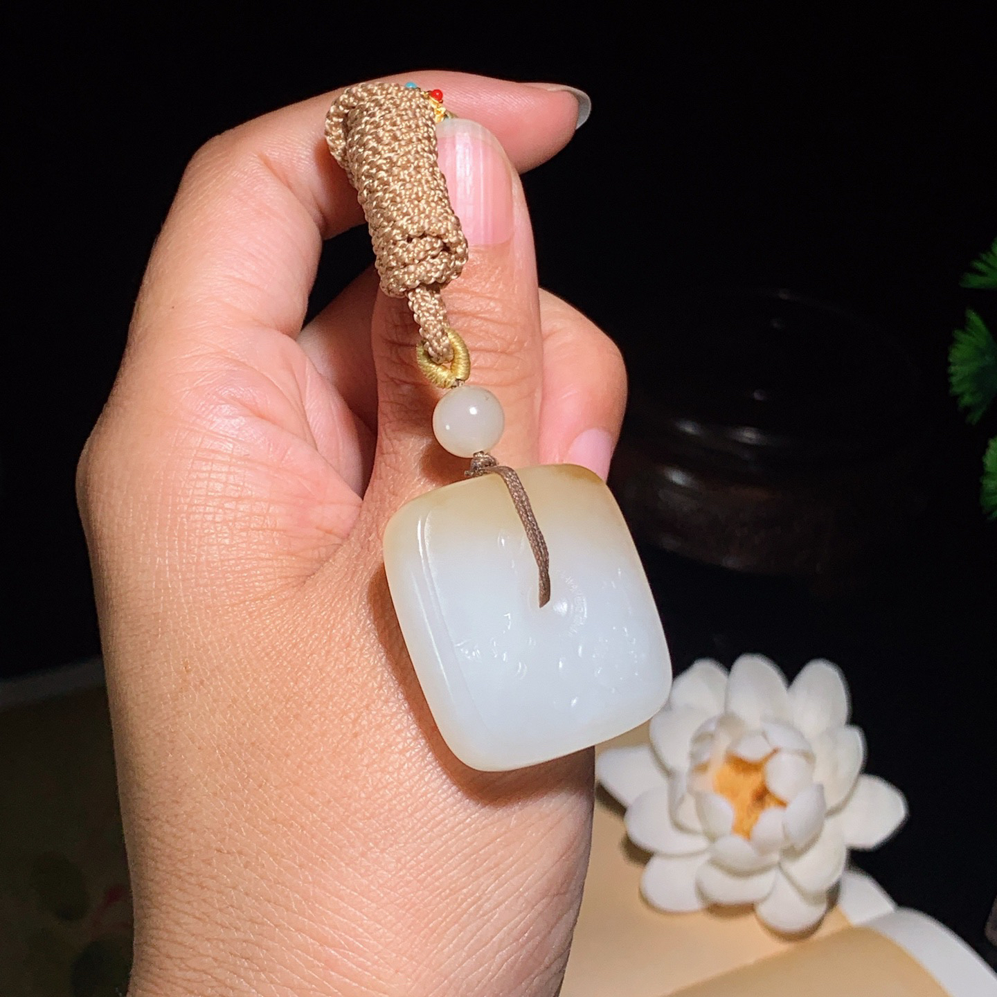 新疆和田玉且末糖四方扣挂件。尺寸31/8重22.5克 玉质细腻油润 底色纯净 脂粉好，品质好。lt260330