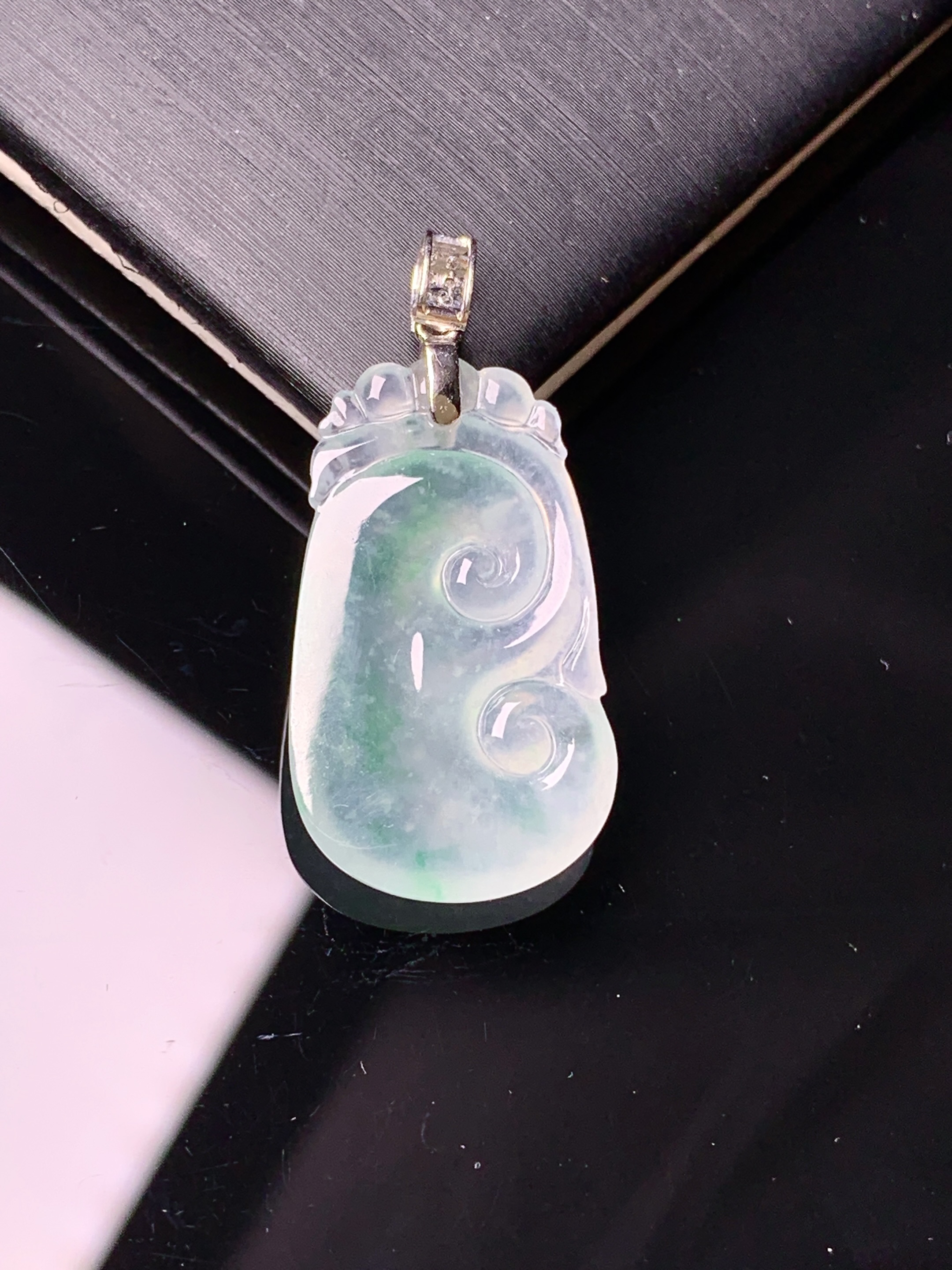 18k金钻镶嵌冰种如意吊坠 玉质细腻 色泽艳丽清新 水润亮眼 整体尺寸32*15.2*3.8g2