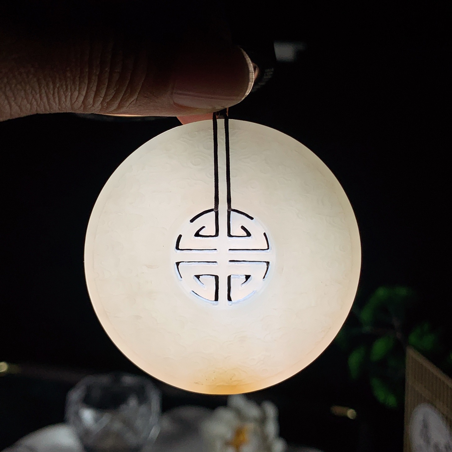 新疆和田玉且末糖大圆满挂件。尺寸55/8重50克 玉质细腻油润 底色纯净 脂粉好，品质好。lt260330