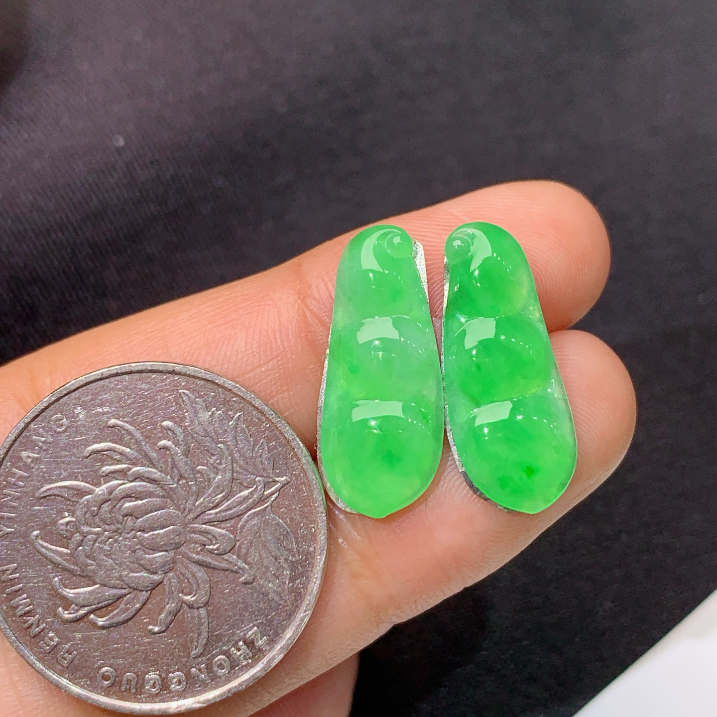 冰阳绿福豆一对，镶嵌佳品，冰润色阳，种水足，Ht 尺寸20.4*8.1*2.2
