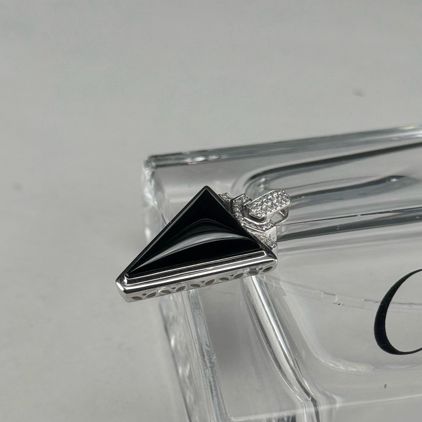 精品18k墨翠马鞍吊坠 种好色正 黑度极好 打灯通透 油性十足 尺寸25.9