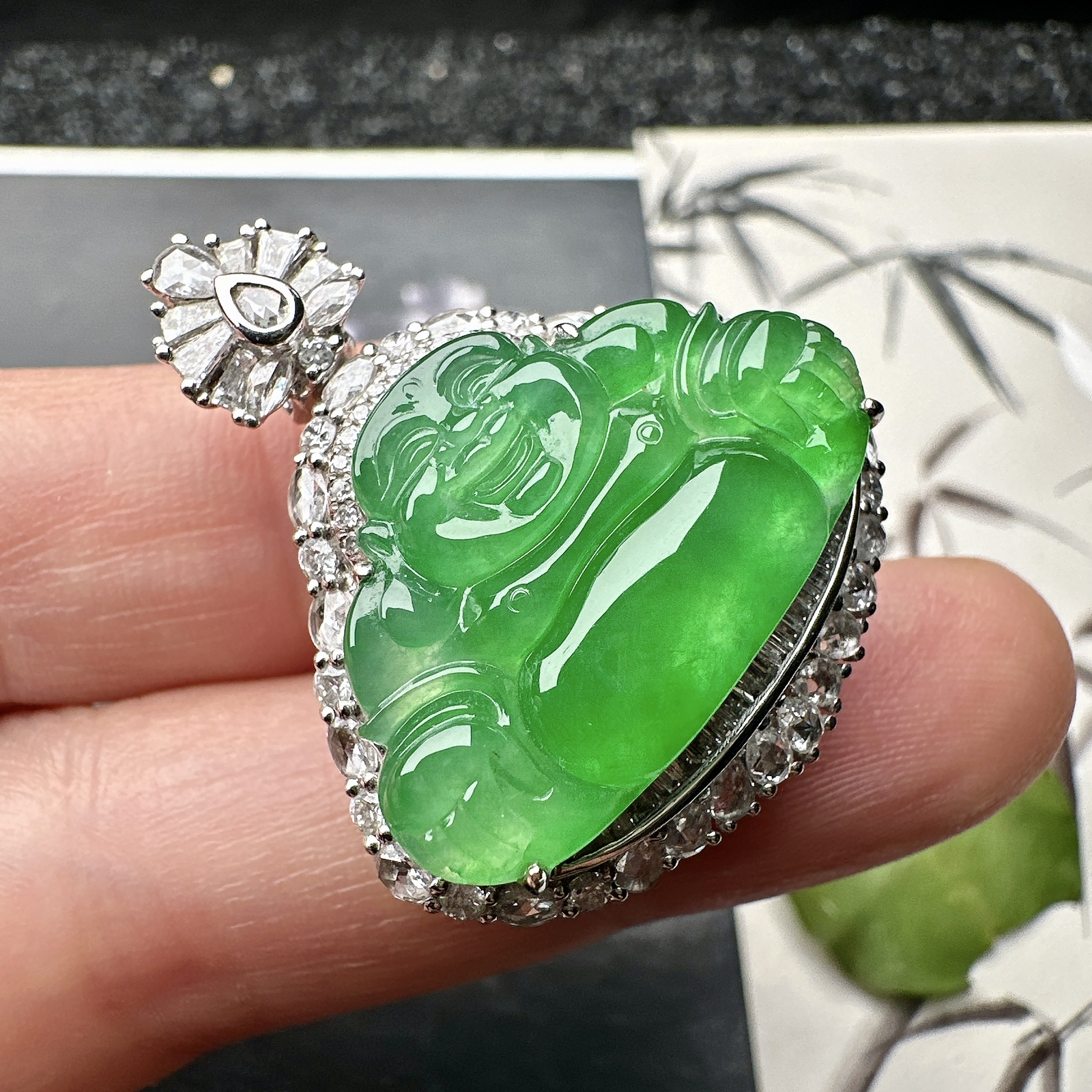 【冰种满绿佛公吊坠】种水上乘，晶莹剔透，纯净通透，莹光感很强。18k金钻镶嵌，裸石尺寸16.2*25*3.6毫米