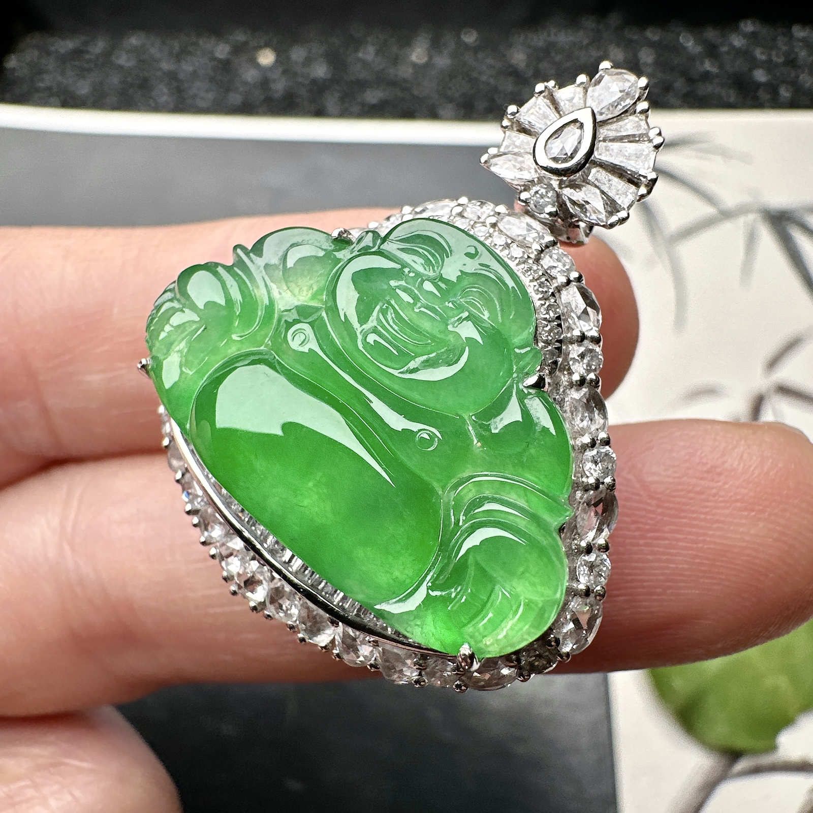 【冰种满绿佛公吊坠】种水上乘，晶莹剔透，纯净通透，莹光感很强。18k金钻镶嵌，裸石尺寸16.2*25*3.6毫米