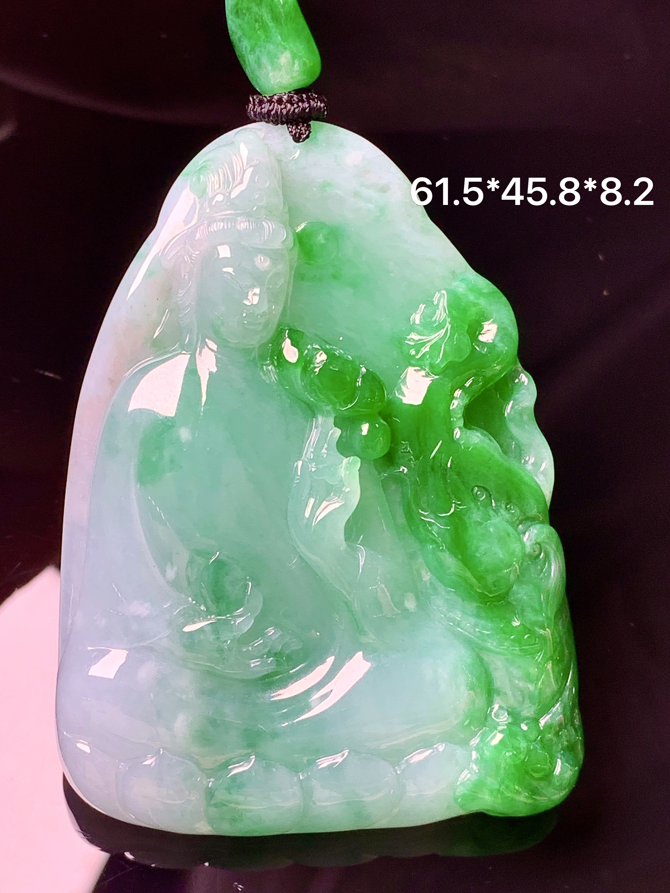飘绿观音菩萨吊坠 玉质细腻 色泽艳丽清新 水润亮眼 整体尺寸61.5*45.8*8.2w1
