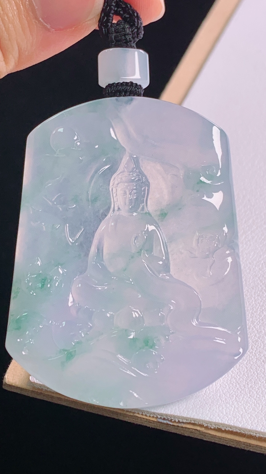 冰飘花山水观音
花色灵动，水润细腻
尺寸:60.1-51.5-40.6-5.5mm