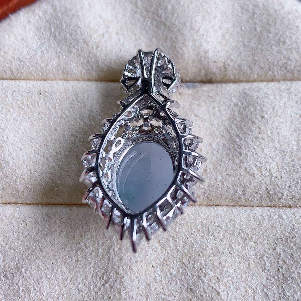 冰润紫罗兰蛋面翡翠吊坠，925银镶嵌  质地细腻，清秀高雅，饱满圆润  款式大方经典，颜色鲜艳，沁人心脾，高质量精品   W502.28  整体尺寸：30-16-9.3mm   裸石尺寸：12-10mm