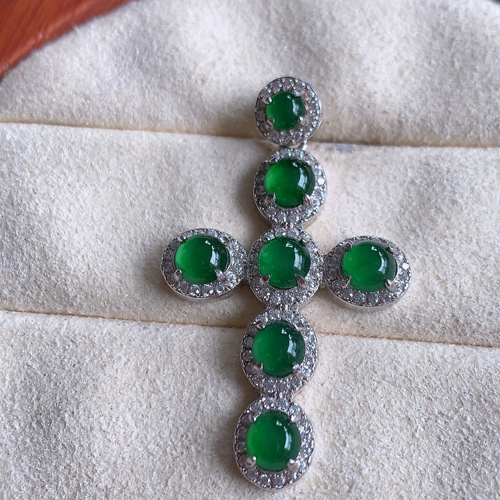 冰满绿翡翠925银镶嵌十字架挂件，自然光实拍，翠色灵动，颜色漂亮，种老水足，品相佳，佩戴佳品！W502.28  整体尺寸：36.5-21.5-4.6mm  裸石尺寸：4.2mm