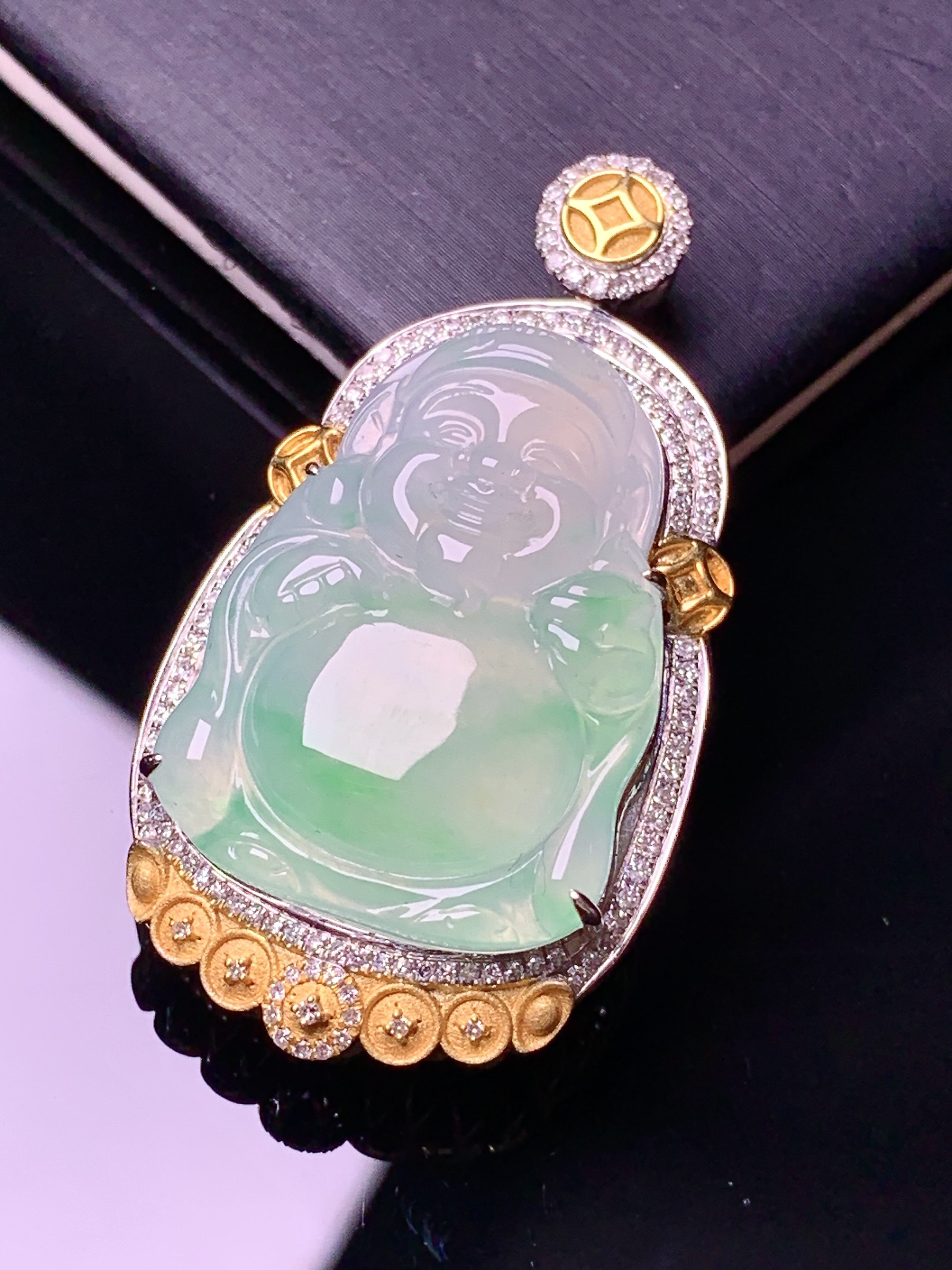 18k金钻镶嵌飘绿财神爷吊坠 玉质细腻 色泽艳丽清新 水润亮眼 整体尺寸43*23.2*12.5g2