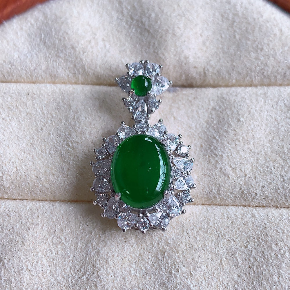 冰润飘绿蛋面翡翠吊坠，925银镶嵌 质地细腻，清秀高雅，饱满圆润  款式大方经典，颜色鲜艳，沁人心脾，高质量精品   W502.28  整体尺寸：24.8-14.5-8mm   裸石尺寸：10-8mm
