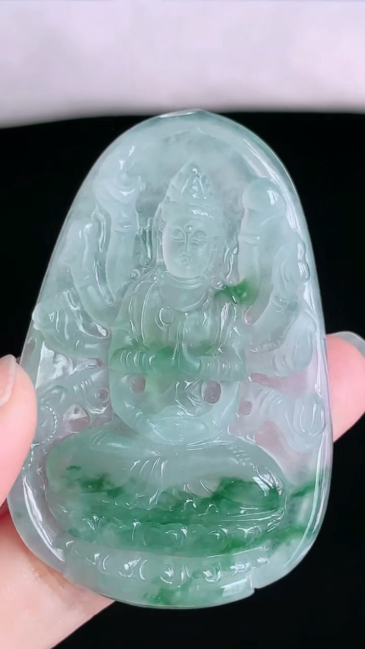 【翡翠名称】老坑种冰飘花千手观音挂件
【翡翠尺寸】59.9/38.8/5.5mm
【翡翠描述】宝贝种老水足，玉质细腻，色泽靓丽，性价比高，佩戴效果好！
【其它赠送】权威证书/精美挂绳盒子/支持全国复检