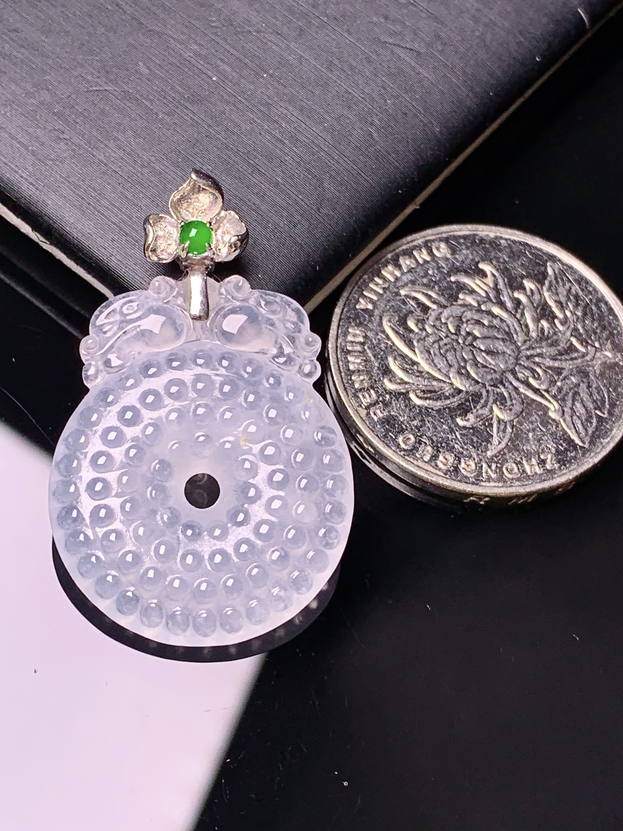 镶嵌款 冰种仿古平安扣吊坠 玉质细腻 色泽艳丽清新 水润亮眼 整体尺寸35.2*22*4.5*2x