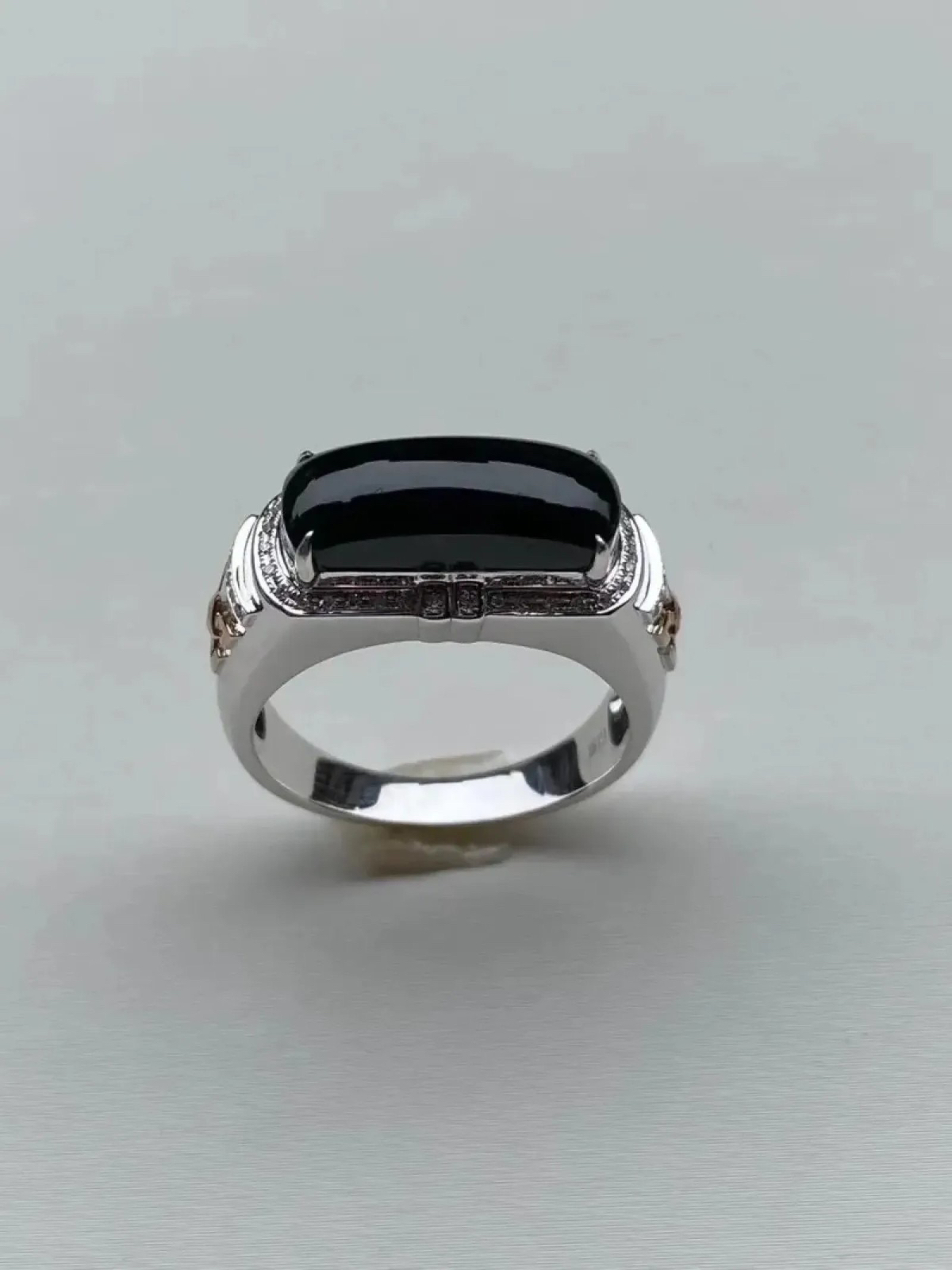 墨翠：【马鞍戒指】18K金+南非钻镶嵌，细腻干净，黑度极黑，性价比高·做工精致，打灯透绿 裸石尺寸：16.1*6.6