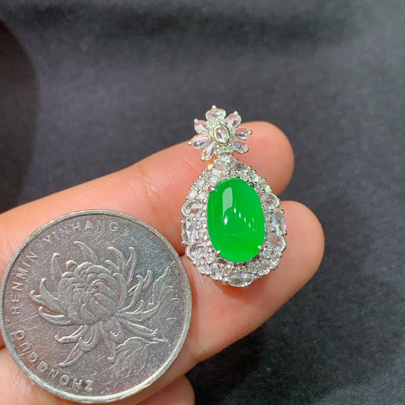 冰阳绿蛋面吊坠，18k金镶嵌，冰润色阳，玉质细腻，种水足，C2 尺寸24.1*13.5*11.3