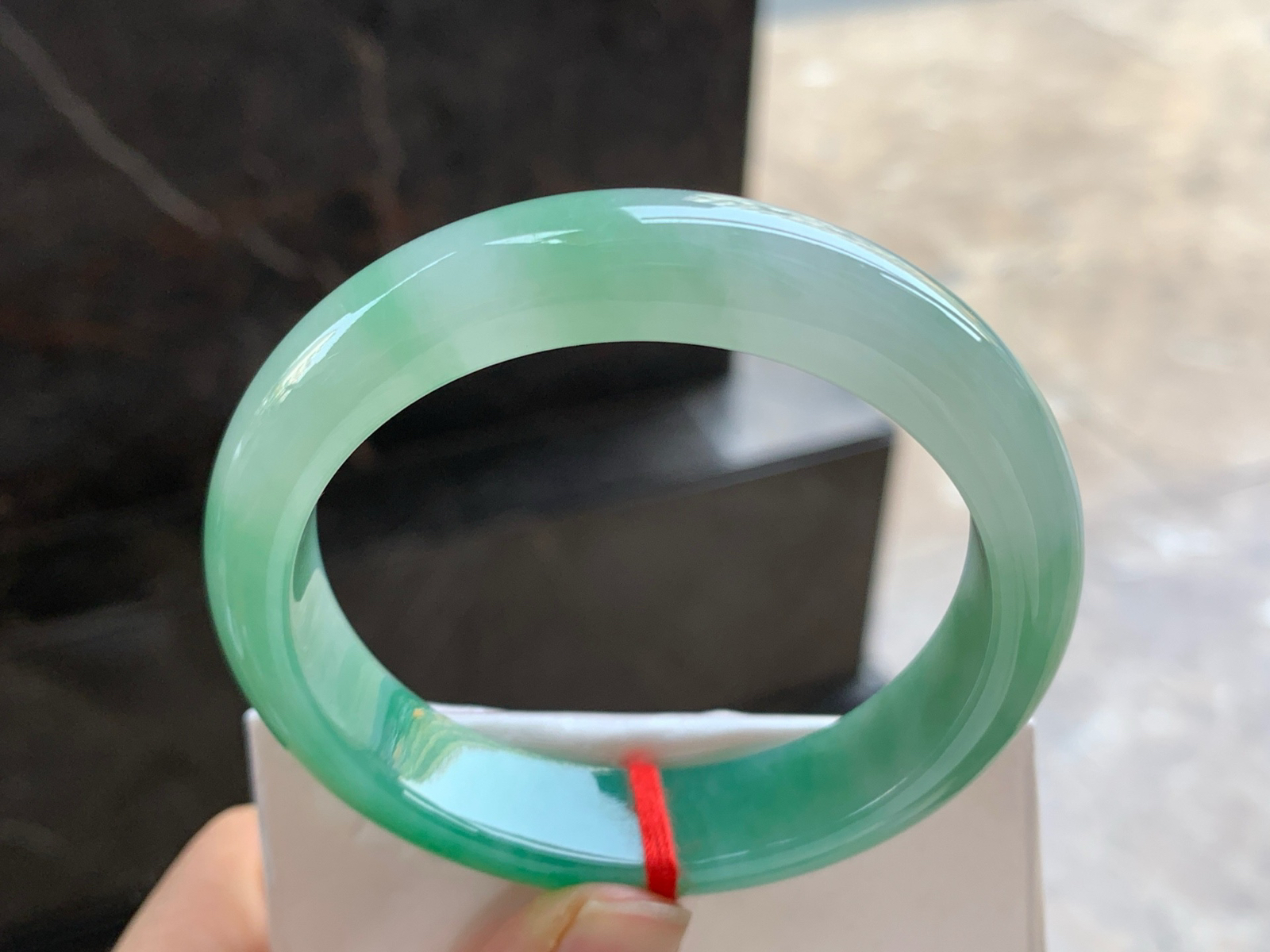 56-12.6-8.7

辣绿色手镯^_^颜色鲜艳 玉质温润