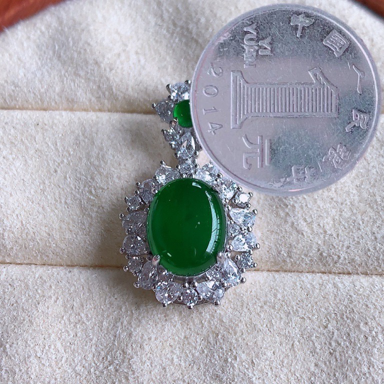 冰润飘绿蛋面翡翠吊坠，925银镶嵌 质地细腻，清秀高雅，饱满圆润  款式大方经典，颜色鲜艳，沁人心脾，高质量精品   W502.28  整体尺寸：24.8-14.5-8mm   裸石尺寸：10-8mm