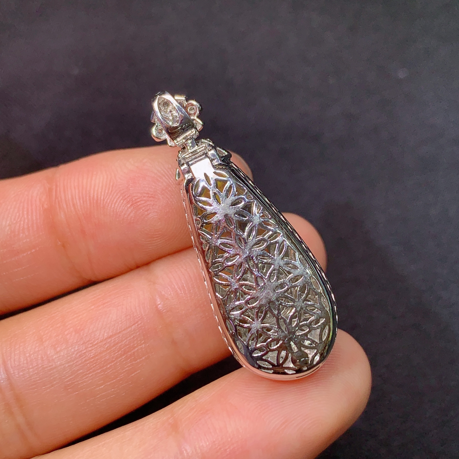 冰翠绿福瓜吊坠，18k金镶嵌，冰润色阳，玉质细腻，种水足，Xj 尺寸34.9*13.2*10.5 F1