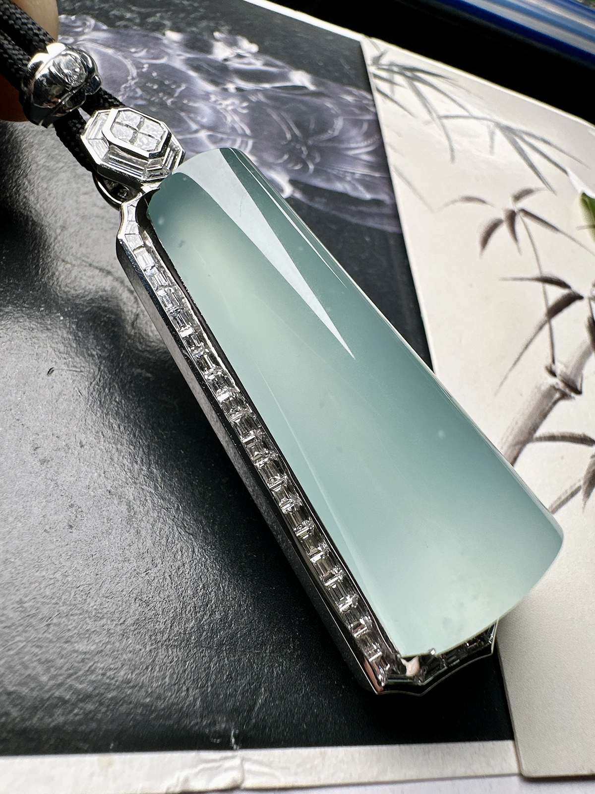 【冰种天空蓝无事柱】精品，种水上乘，通透闪亮，晶莹剔透。收藏品质18K金钻镶嵌，裸石尺寸43.6*20.2*9.8毫米