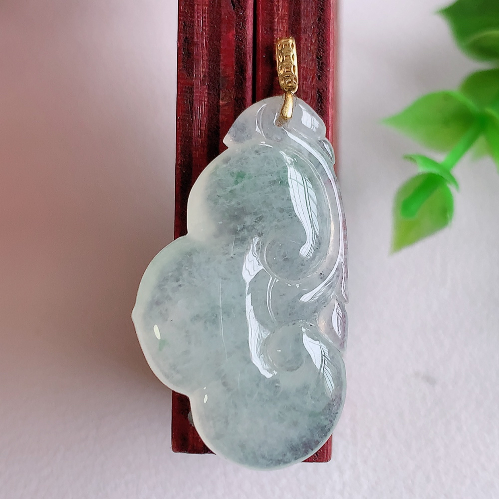 18k金扣冰润吉祥如意翡翠吊坠  寓意“万事如意，吉祥如意,福寿绵长 心想事成”饱满大气，通透水润  W01.28  尺寸：32.5-18.8-6mm