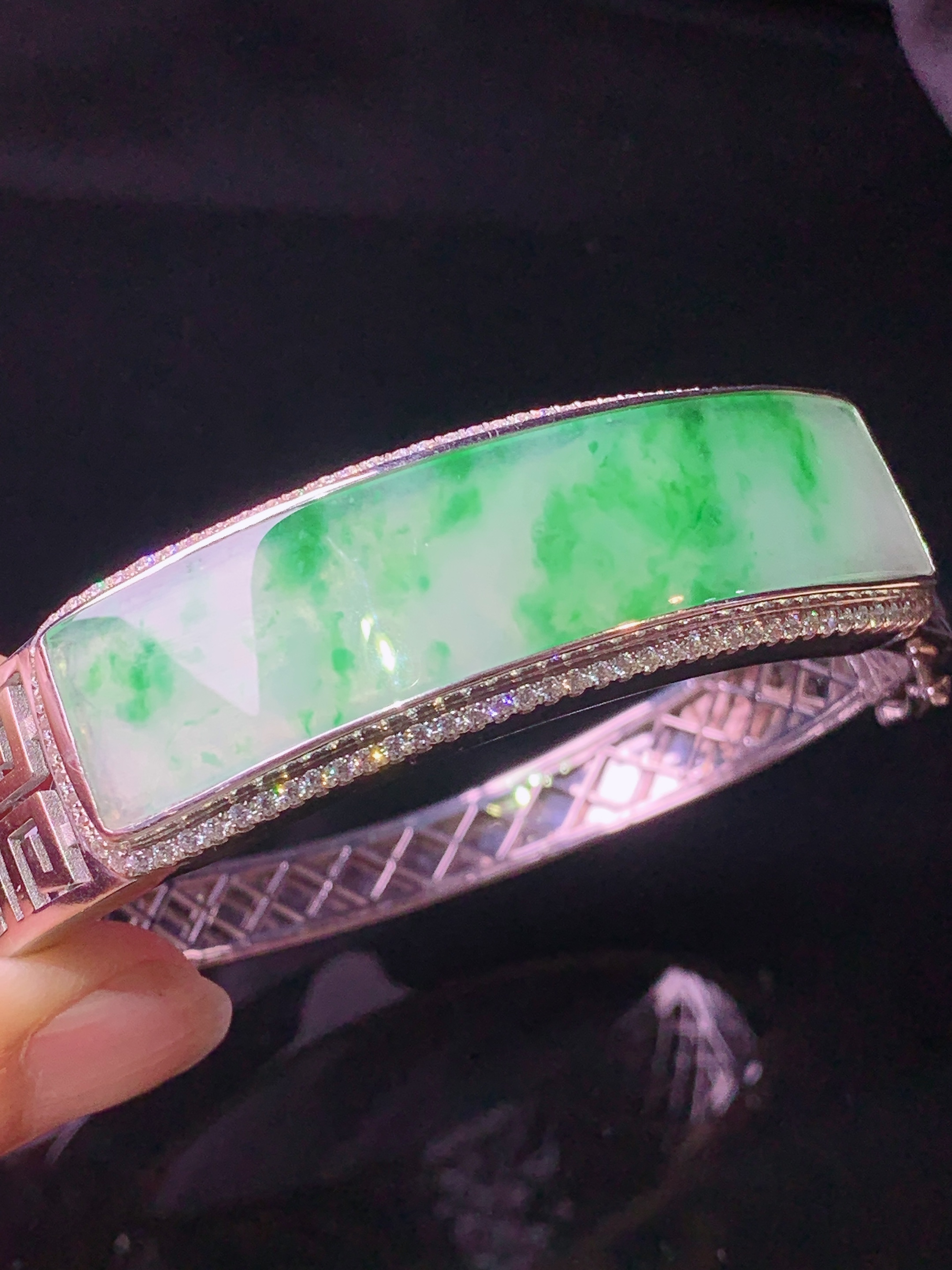 925银镶嵌飘绿弯条手镯 玉质细腻 色泽艳丽清新 圈口60 水润亮眼 裸石尺寸52.8*12.2*2