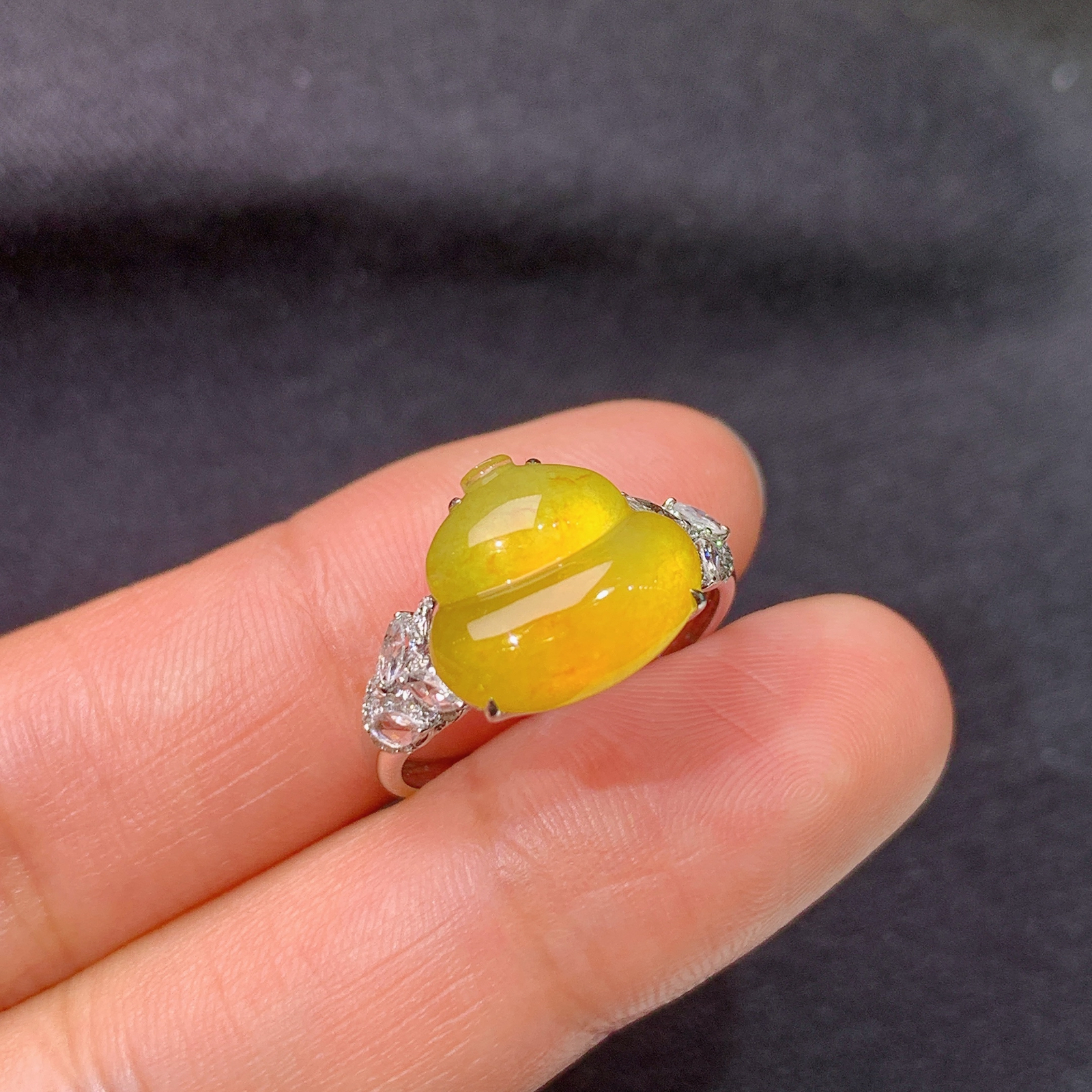 冰黄翡葫芦戒指，18k金镶嵌，色泽鲜艳，水色超佳，Kf 尺寸10.9*11.7*3