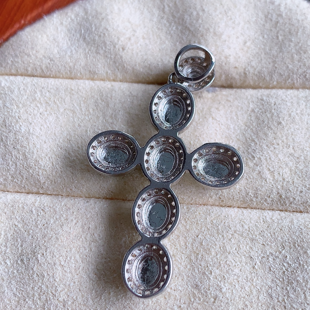 冰满绿翡翠925银镶嵌十字架挂件，自然光实拍，翠色灵动，颜色漂亮，种老水足，品相佳，佩戴佳品！W502.28  整体尺寸：36.5-21.5-4.6mm  裸石尺寸：4.2mm