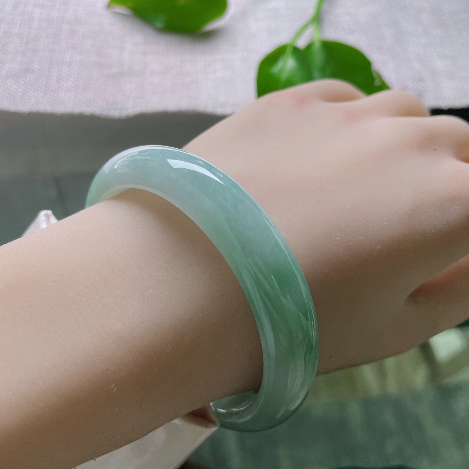 尺寸：56.8/12.7/7.7，绿底正圈，水润，柔润细腻，上手显白，皮纹不显。