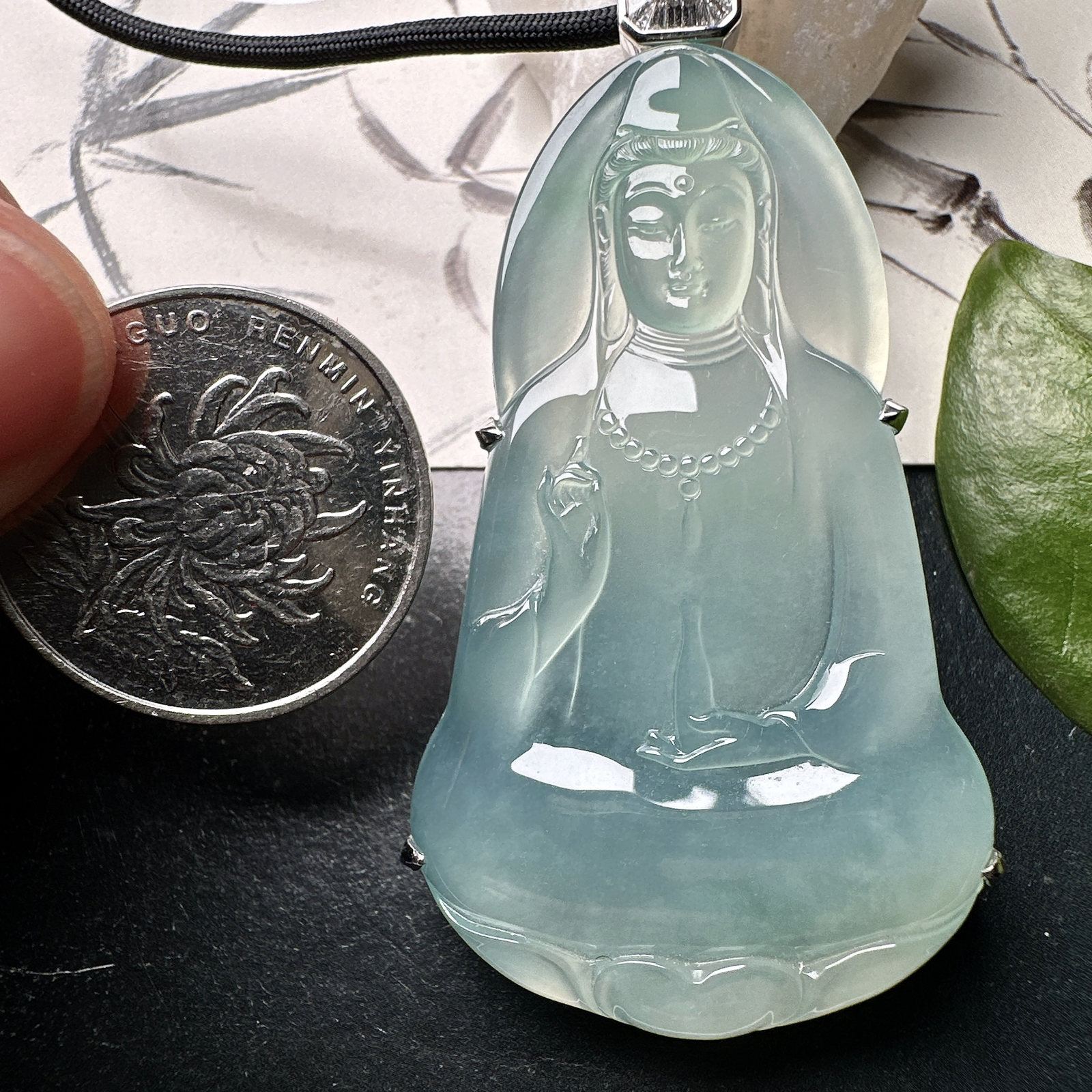 【冰种蓝底素衣观音】质地细腻，通透度上佳，冰感十足，适合佩戴，收藏品质，18k金钻镶嵌，裸石尺寸56