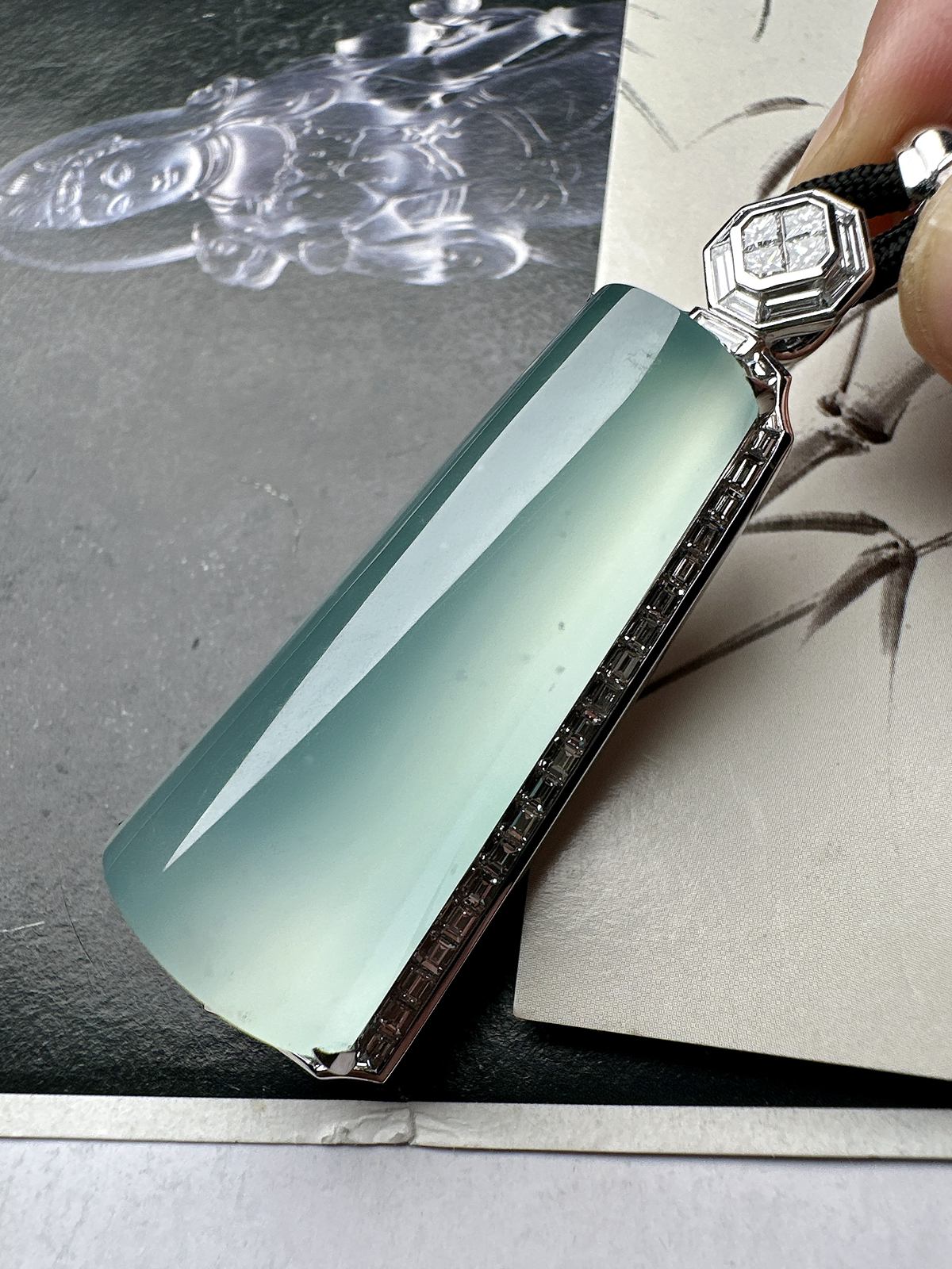 【冰种天空蓝无事柱】精品，种水上乘，通透闪亮，晶莹剔透。收藏品质18K金钻镶嵌，裸石尺寸43.6*20.2*9.8毫米