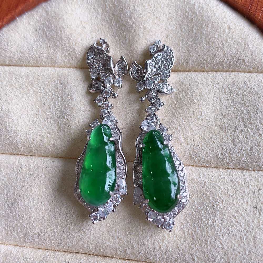 冰满绿翡翠925银镶嵌福豆耳钉，自然光实拍，翠色灵动，颜色漂亮，种老水足，品相佳，佩戴佳品！W502