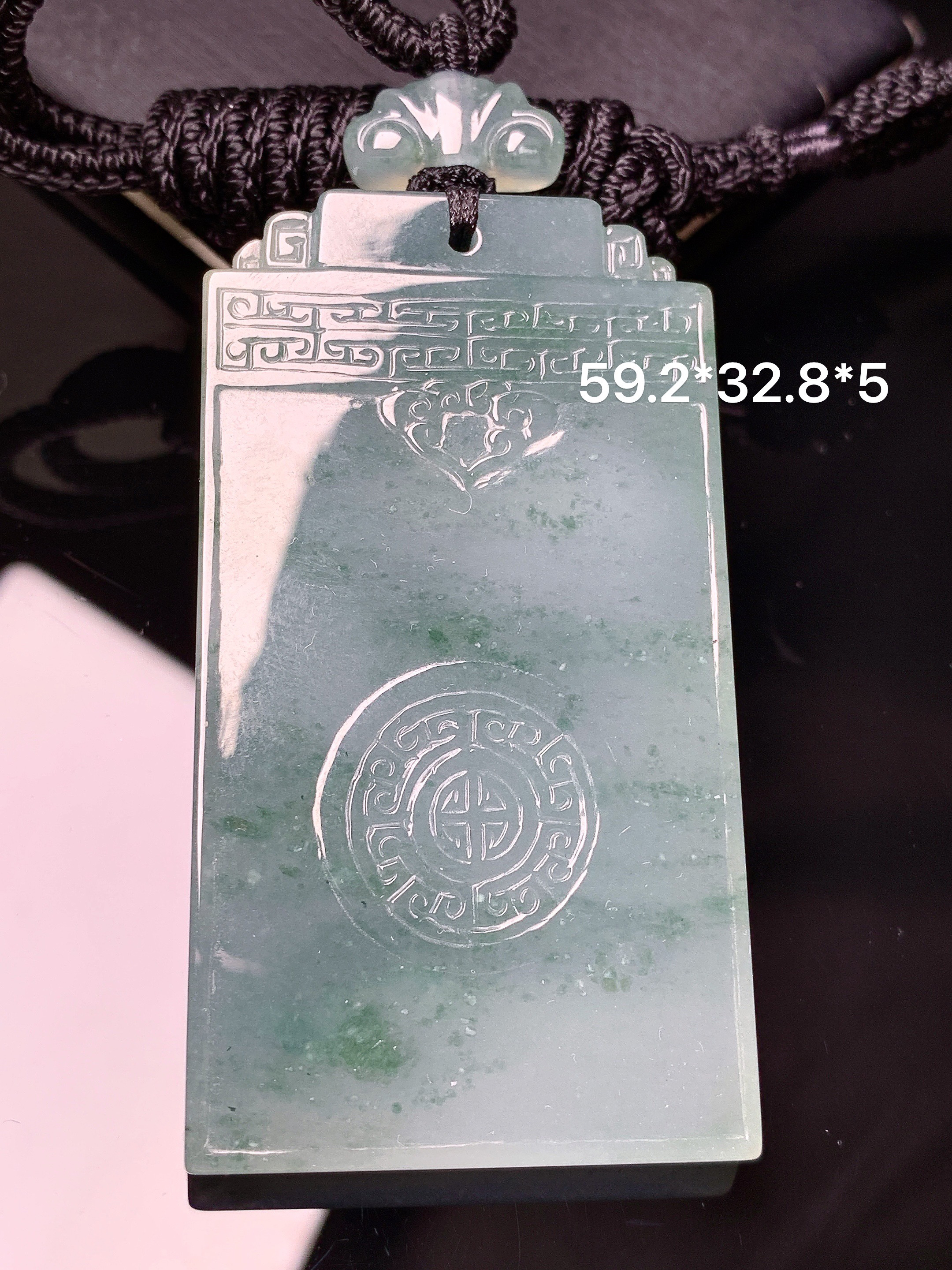 飘花无事牌吊坠 玉质细腻 色泽艳丽清新 水润亮眼 整体尺寸59.2*32.8*5L1