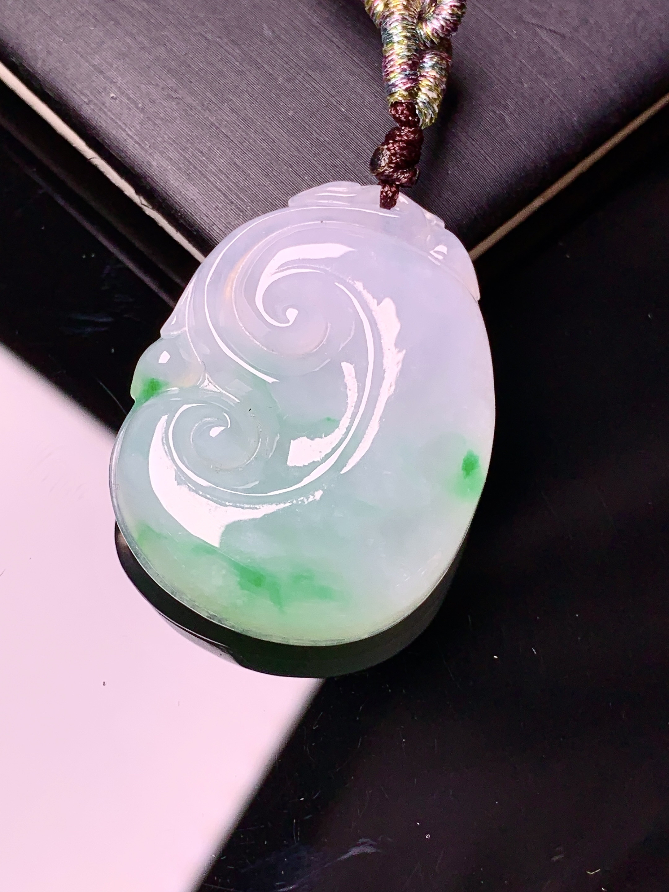 飘绿如意吊坠 玉质细腻 色泽艳丽清新 水润亮眼 整体尺寸32*25*6L2