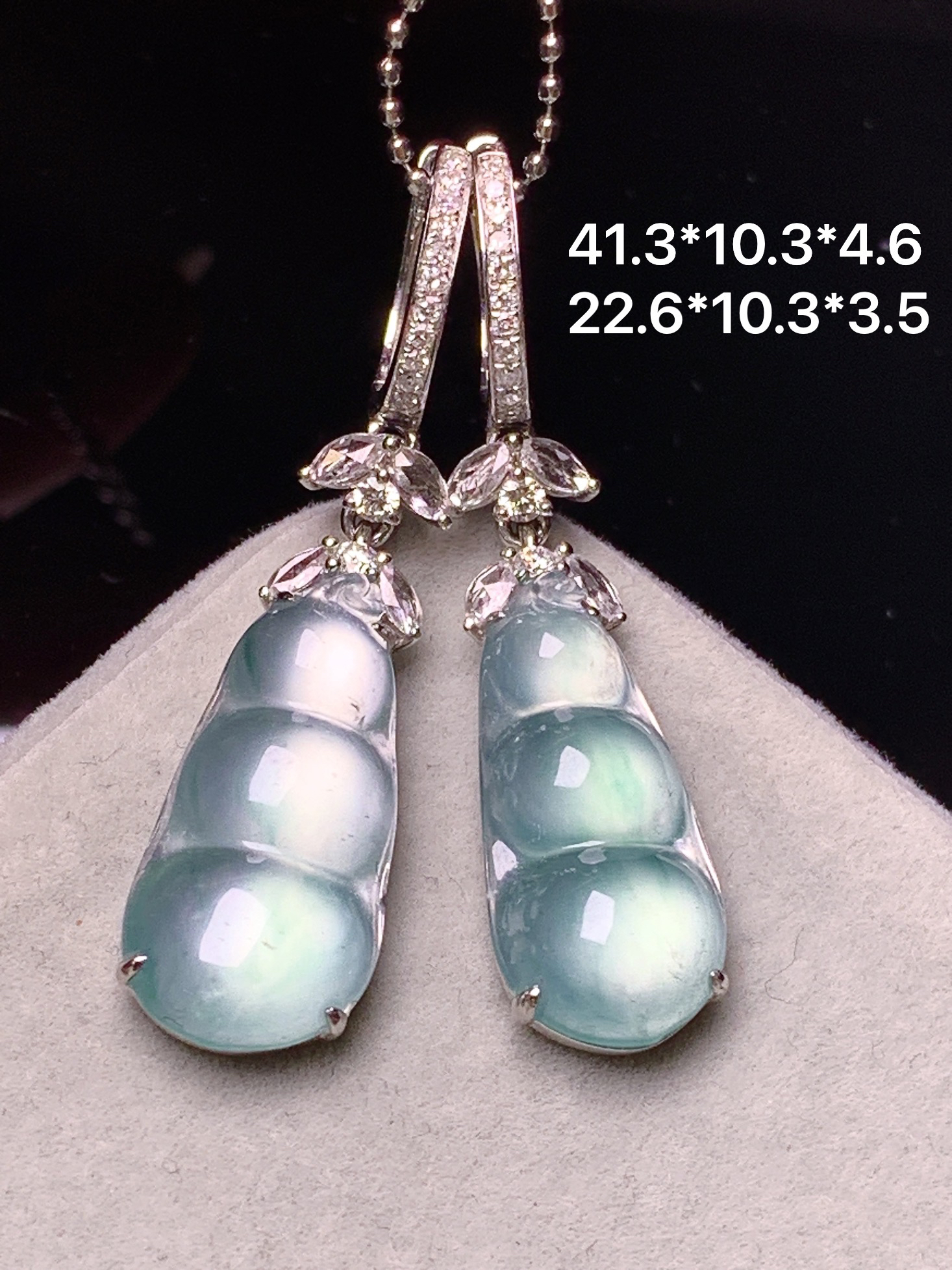 18k金钻镶嵌玻璃种四季豆耳坠 玉质细腻 色泽艳丽清新 水润亮眼 整体尺寸41.3*10.3*4.6m5