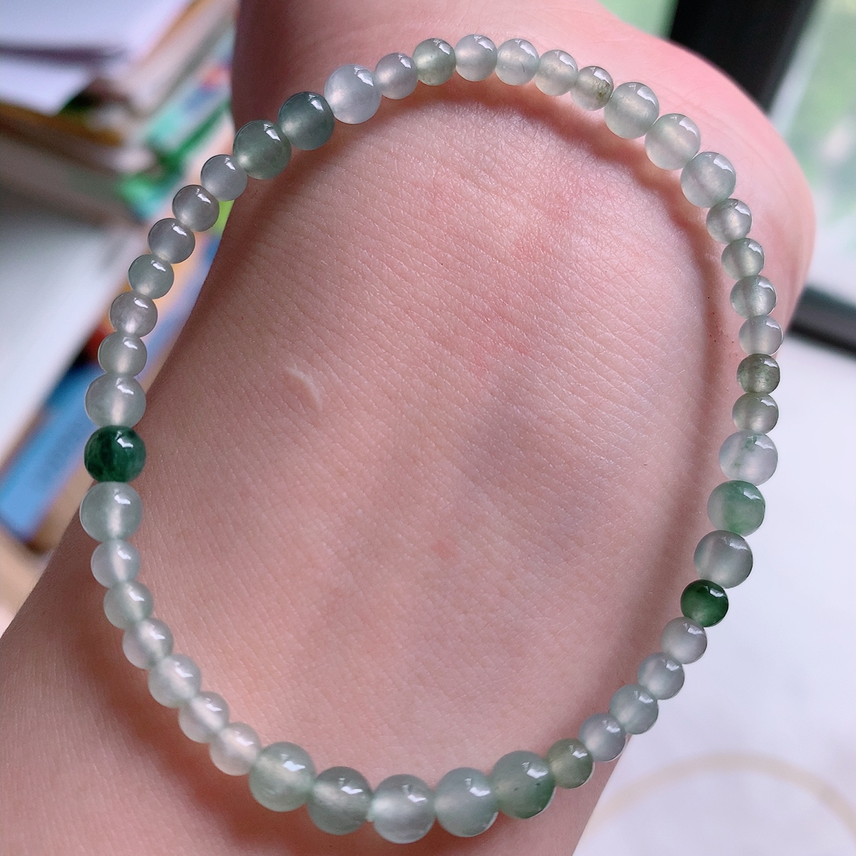 自然光实拍，冰种飘花翡翠手串手链，种老水足， 冰清玉润  颜色漂亮  #001.1取一尺寸4.5