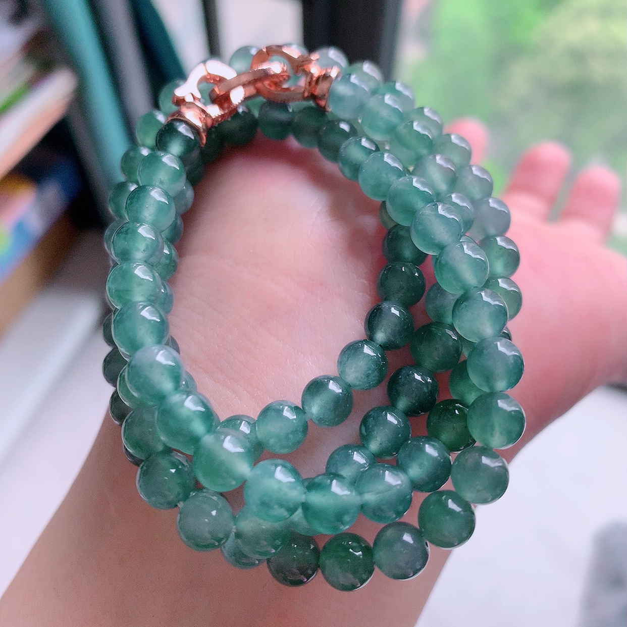 自然光实拍，冰种满色飘绿圆珠项链  翡翠珠链 （装饰扣）玉质细腻  冰清玉润  颜色漂亮  #001.1取一尺寸5.8mm