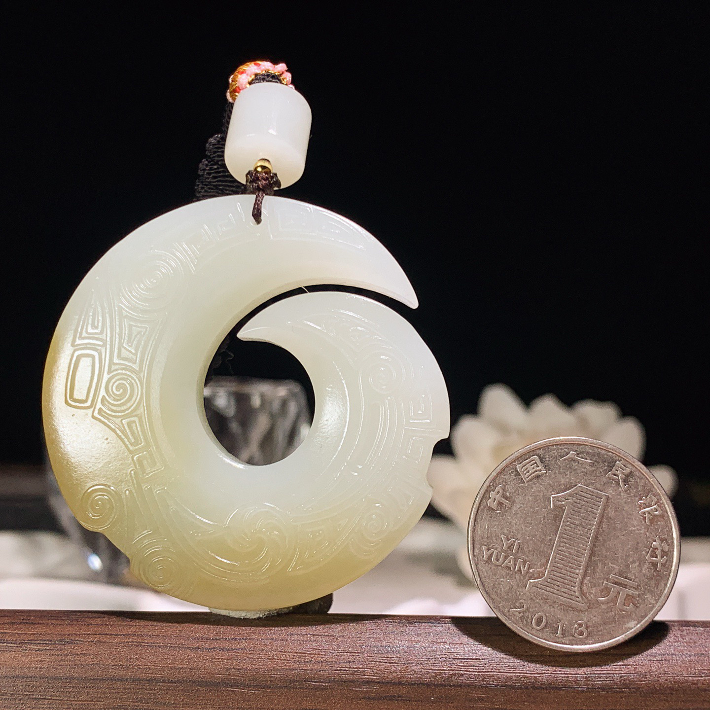 新疆和田玉且末糖时来运转挂件。尺寸50/10重50克 玉质细腻油润 底色纯净 脂粉好，品质好。lt260330