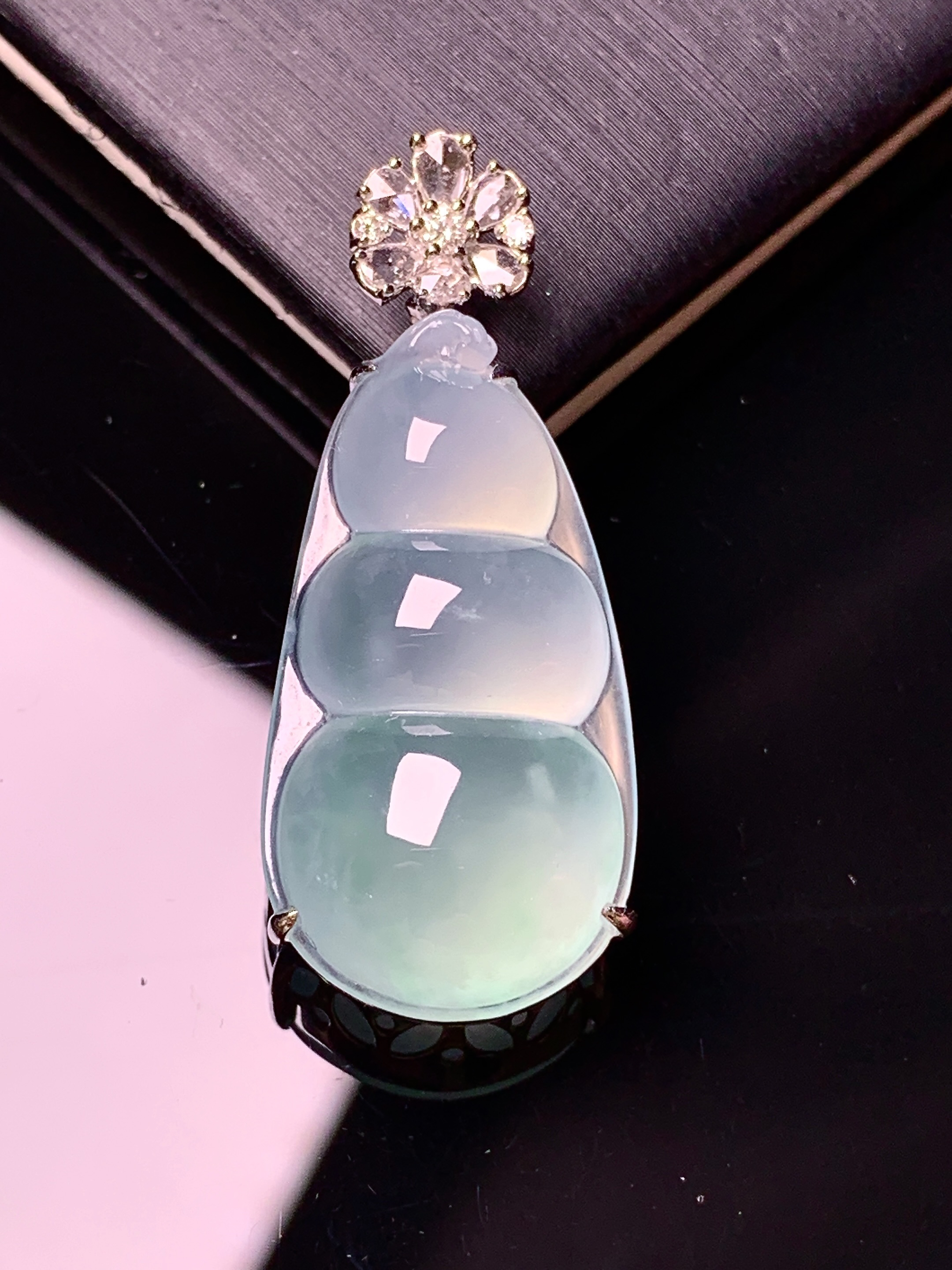 18k金钻镶嵌冰种四季豆吊坠 玉质细腻 色泽艳丽清新 水润亮眼 整体尺寸35.6*14.5*9g2