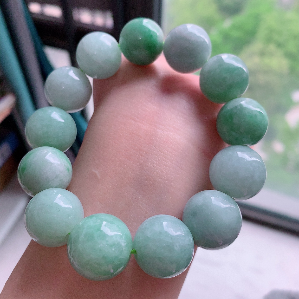 自然光实拍，大颗冰润飘绿翡翠手串，颜色丰富，料子细腻，高档大气， 自戴送礼佳品！#001.1取一尺寸17.6