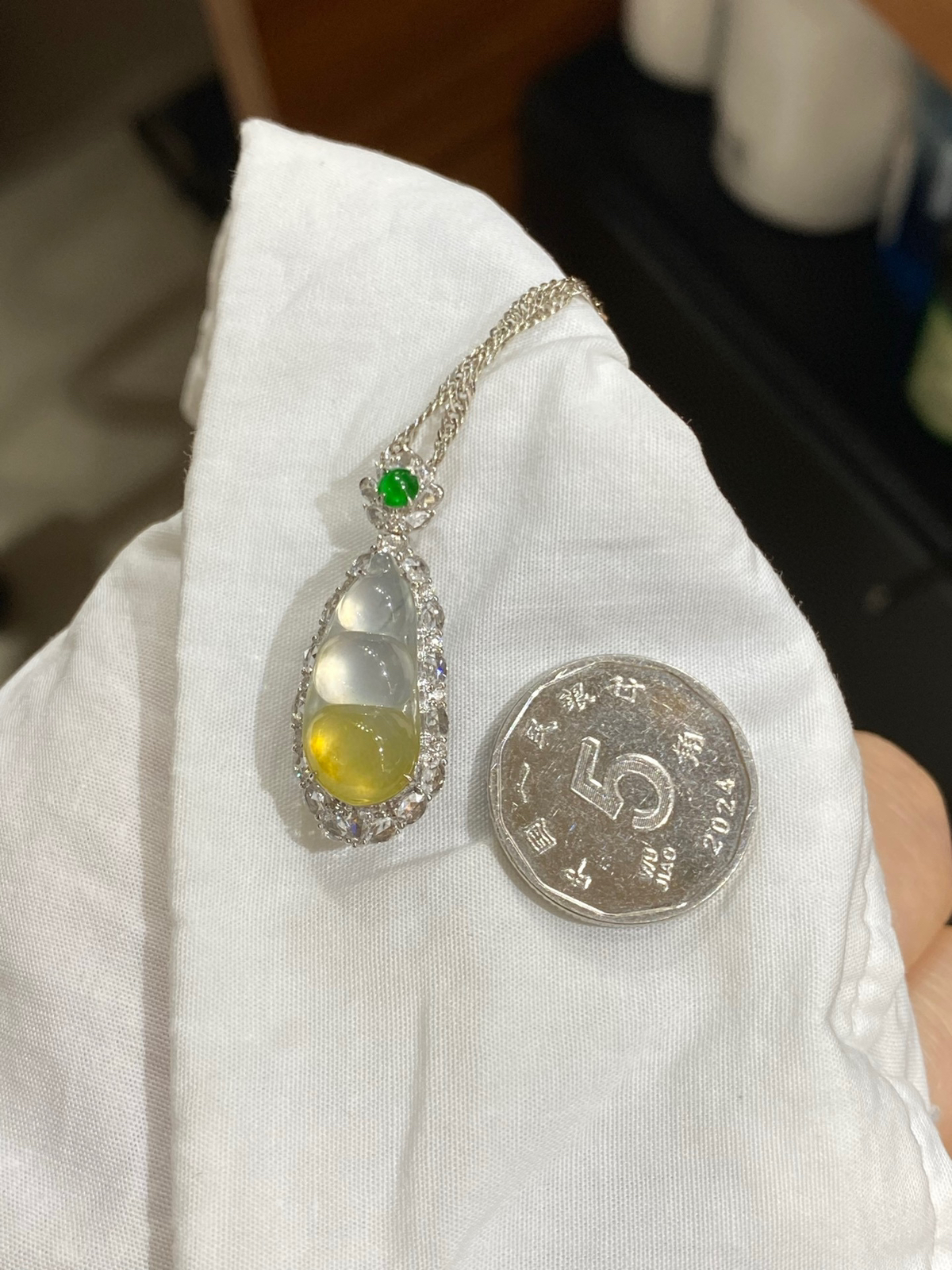 高冰 起光 黄翡 亮黄 色泽仙亮 18k

整体尺寸30.8-12-10.4