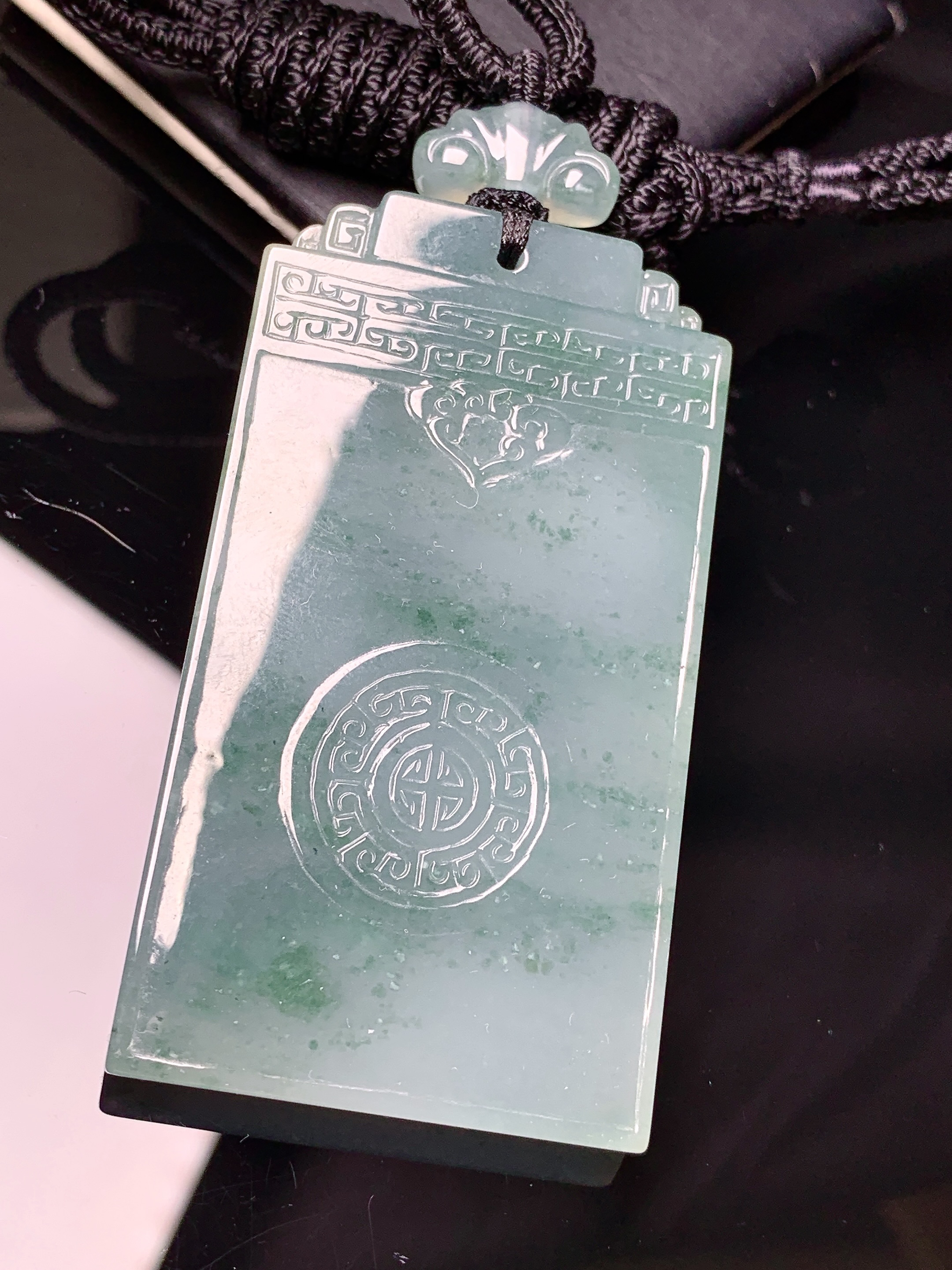 飘花无事牌吊坠 玉质细腻 色泽艳丽清新 水润亮眼 整体尺寸59.2*32.8*5L1