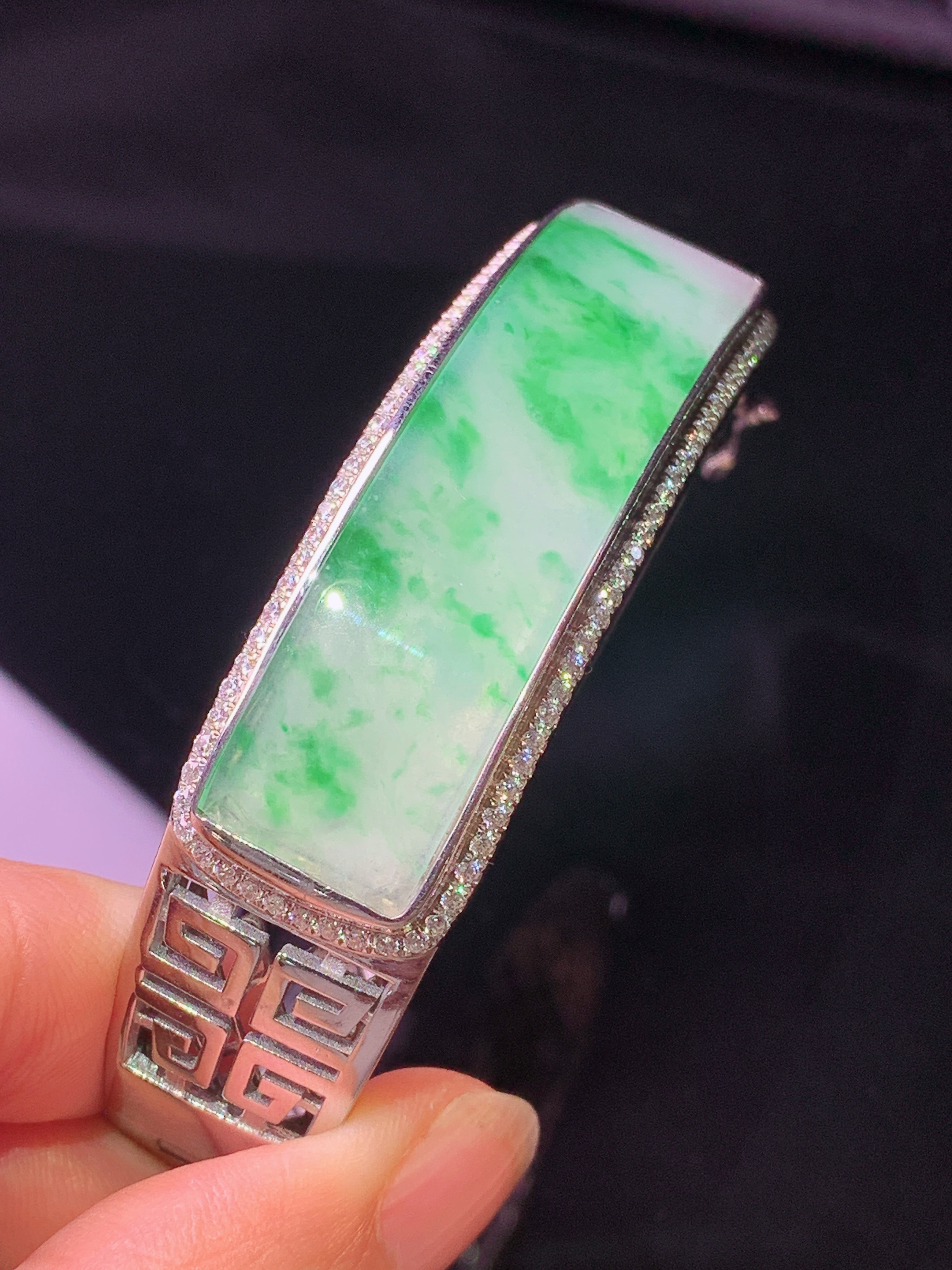 925银镶嵌飘绿弯条手镯 玉质细腻 色泽艳丽清新 圈口60 水润亮眼 裸石尺寸52.8*12.2*2w1