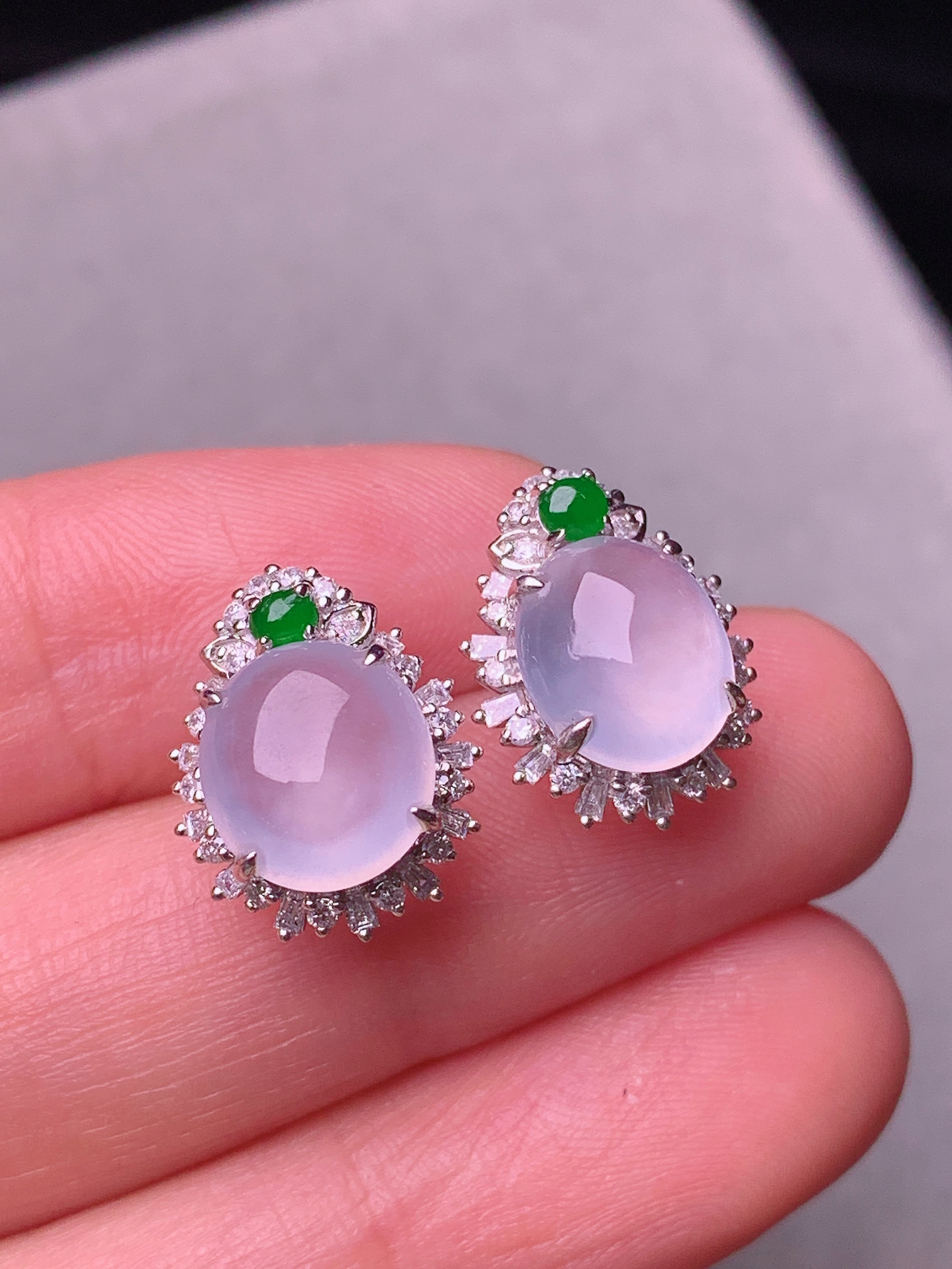 18k金钻镶嵌冰种蛋面耳钉 玉质细腻 色泽艳丽清新 水润亮眼 整体尺寸14.5*11.3*7.2b2