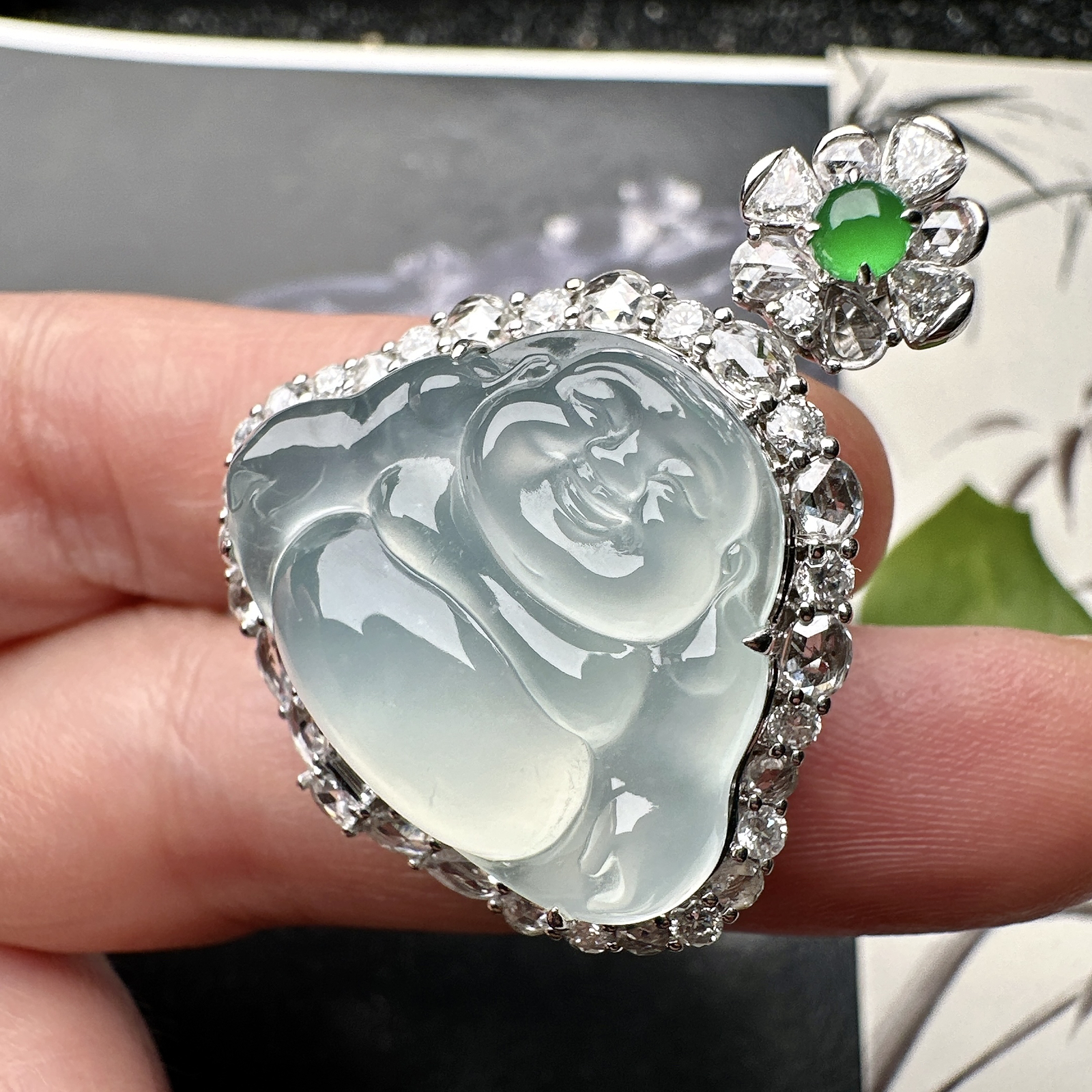 【冰种蓝底佛公吊坠】种水上乘，晶莹剔透，纯净通透，莹光感很强，18k金钻镶嵌，裸石尺寸19.8*24.2*5.8毫米