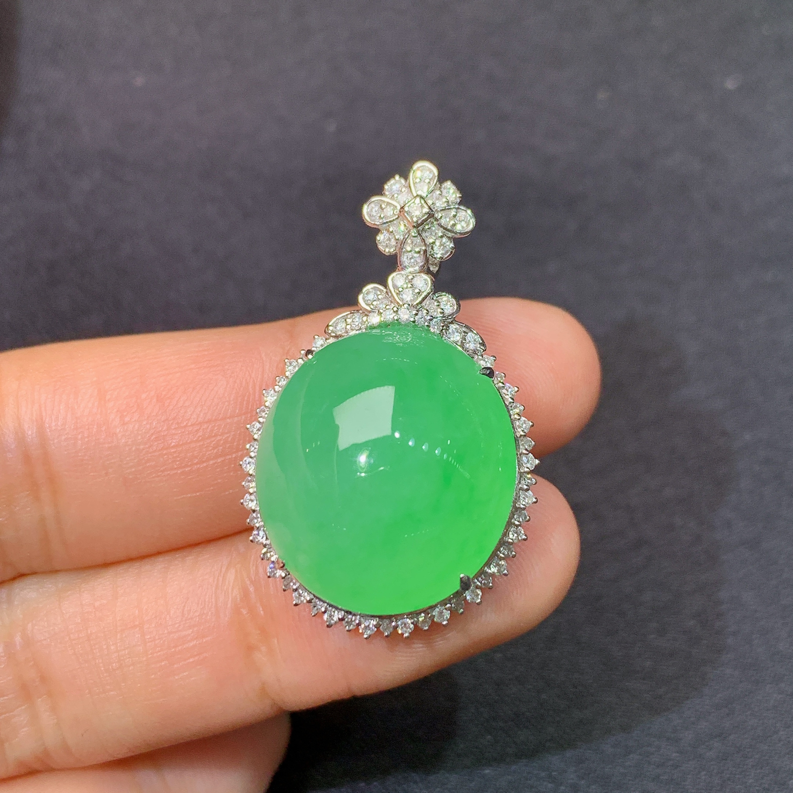 冰翠绿蛋面吊坠，18k金镶嵌，冰润色阳，玉质细腻，种水足，Xj 尺寸32.7*20.4*12.2 F1