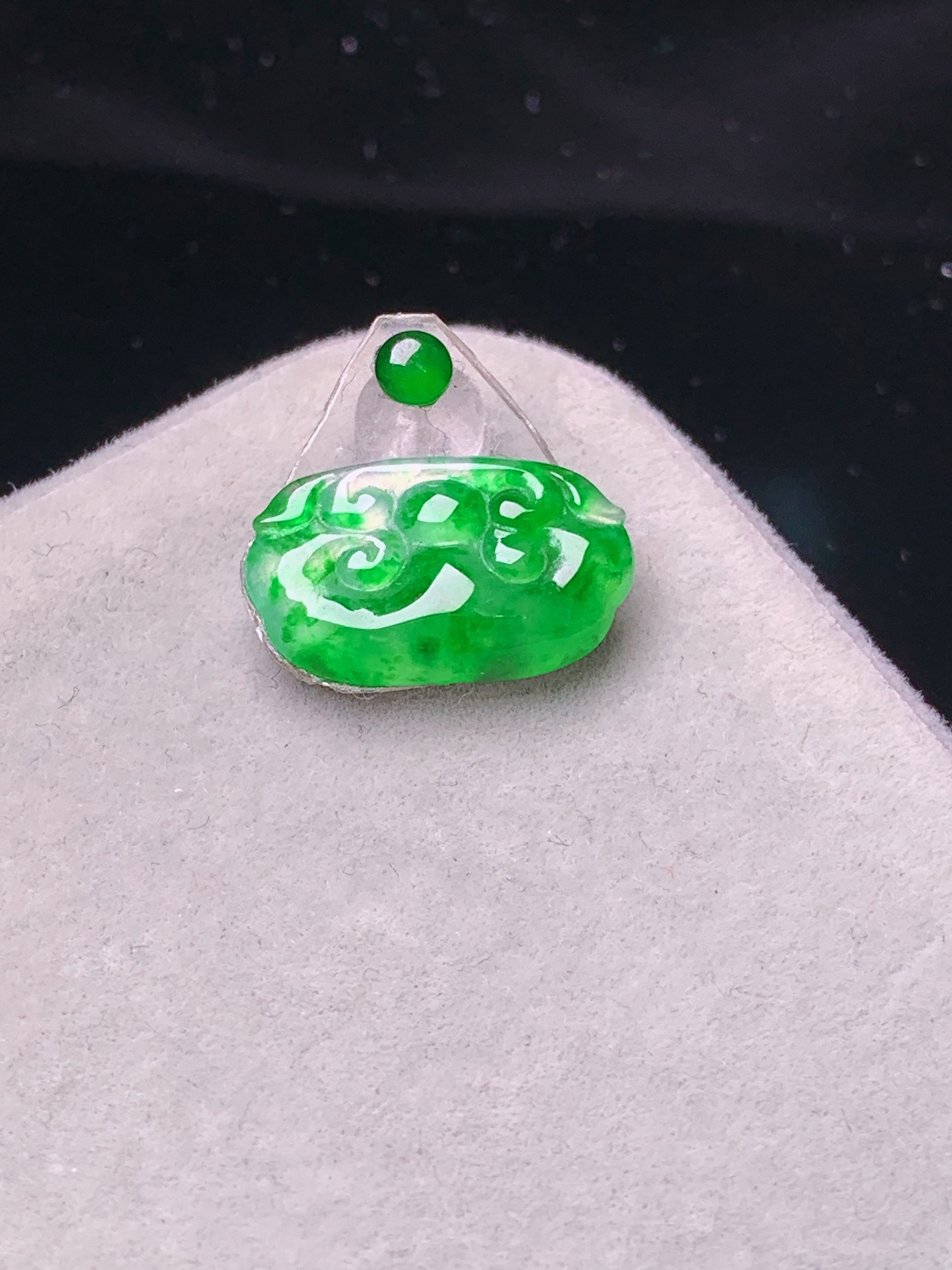 镶嵌款 翠绿如意玉质细腻 色泽艳丽清新 水润亮眼 整体尺寸8.3*14.8*2.5*2x