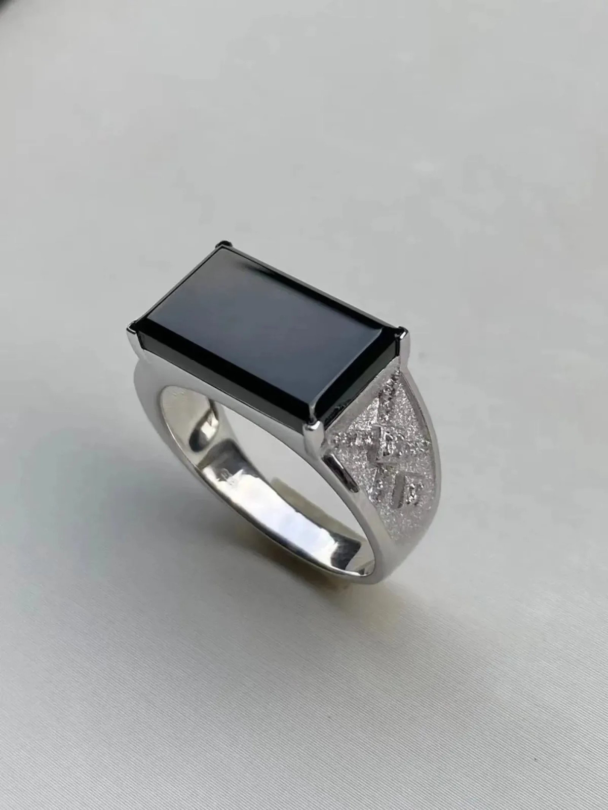 墨翠：【方形戒指】18K金+南非钻镶嵌，细腻干净，黑度极黑，性价比高·做工精致，打灯透绿 裸石尺寸：16.1*9.6‘