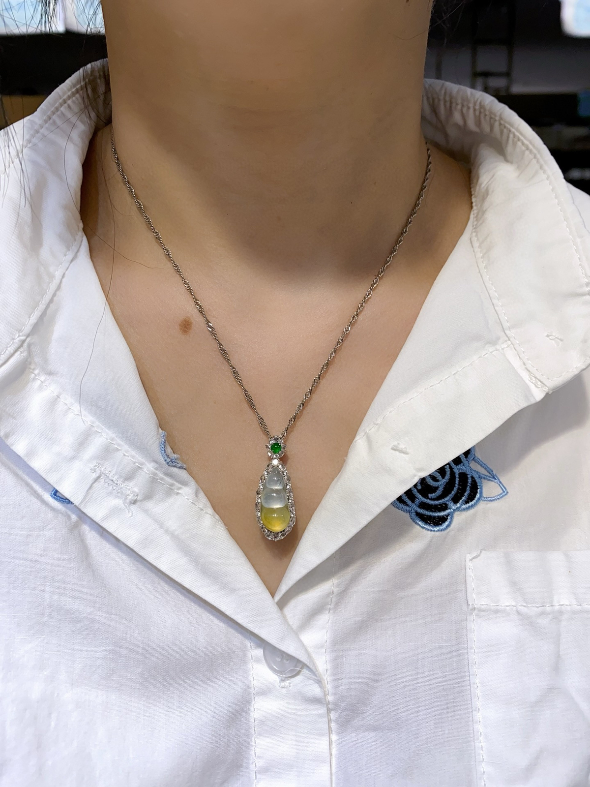 高冰 起光 黄翡 亮黄 色泽仙亮 18k

整体尺寸30.8-12-10.4